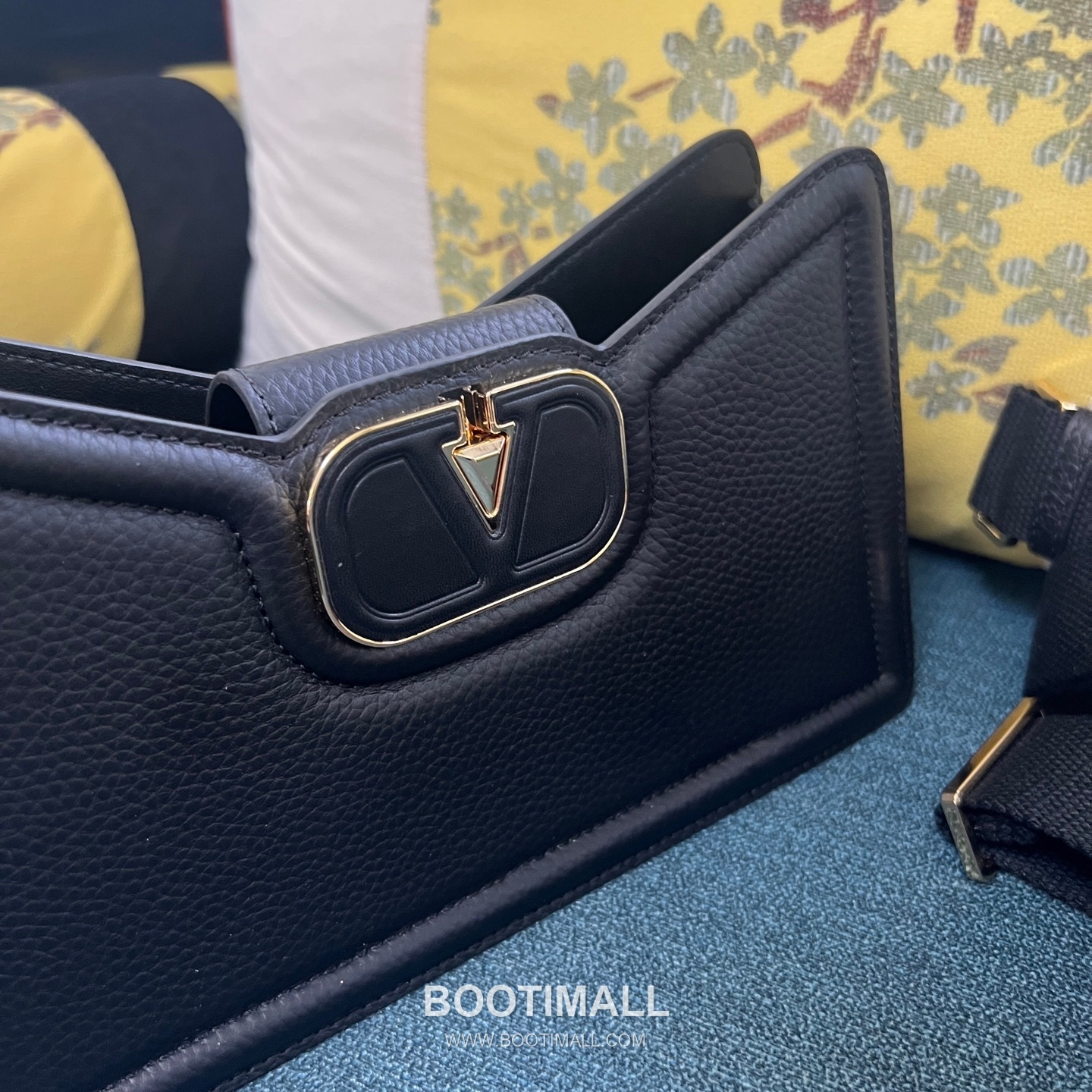 Valentino VLogo Signature Grainy Leather Ivory Shoulder Bag 발렌티노 V로고 시그니처 그레이니 레더 아이보리 숄더백 12