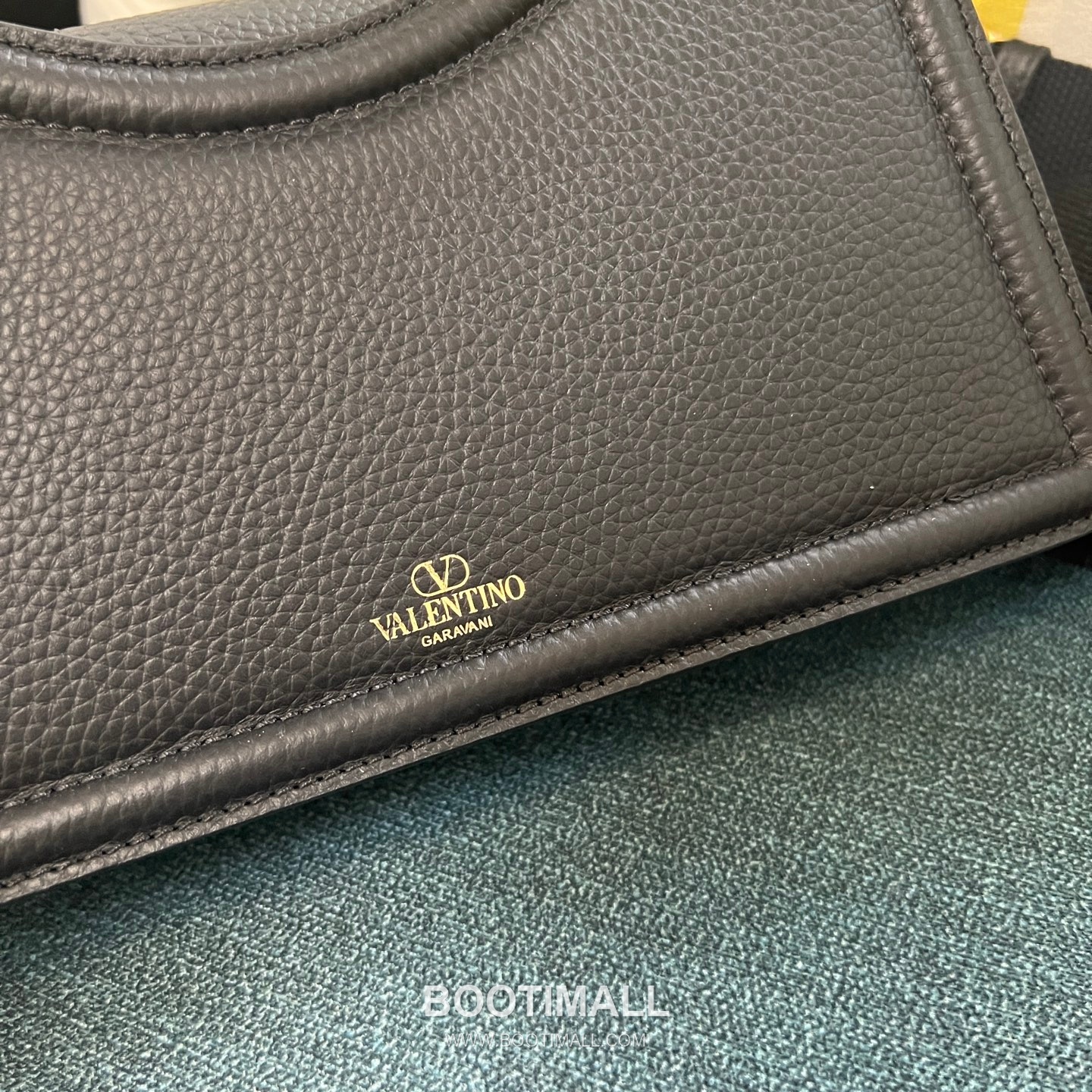 Valentino VLogo Signature Grainy Leather Ivory Shoulder Bag 발렌티노 V로고 시그니처 그레이니 레더 아이보리 숄더백 14