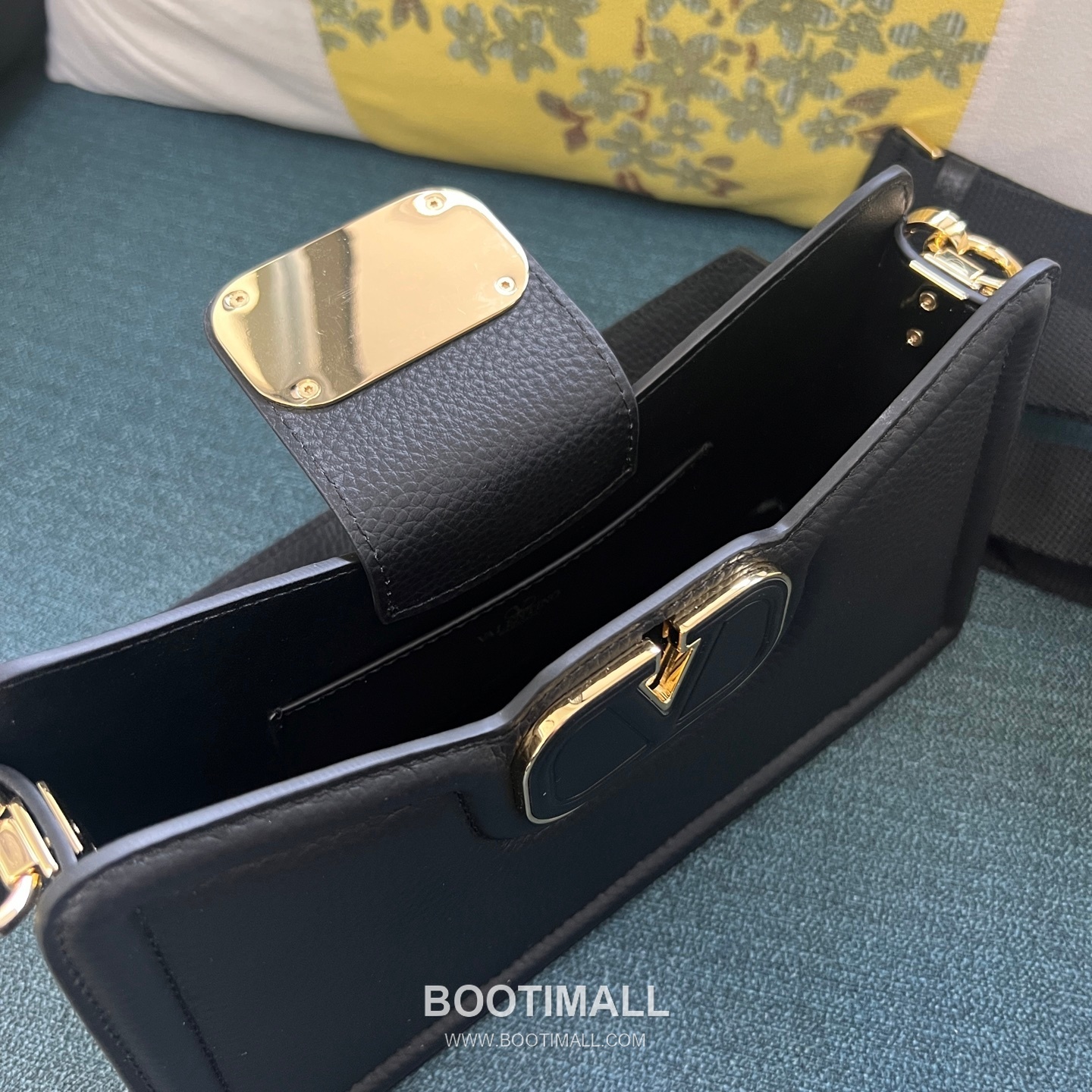 Valentino VLogo Signature Grainy Leather Ivory Shoulder Bag 발렌티노 V로고 시그니처 그레이니 레더 아이보리 숄더백 15