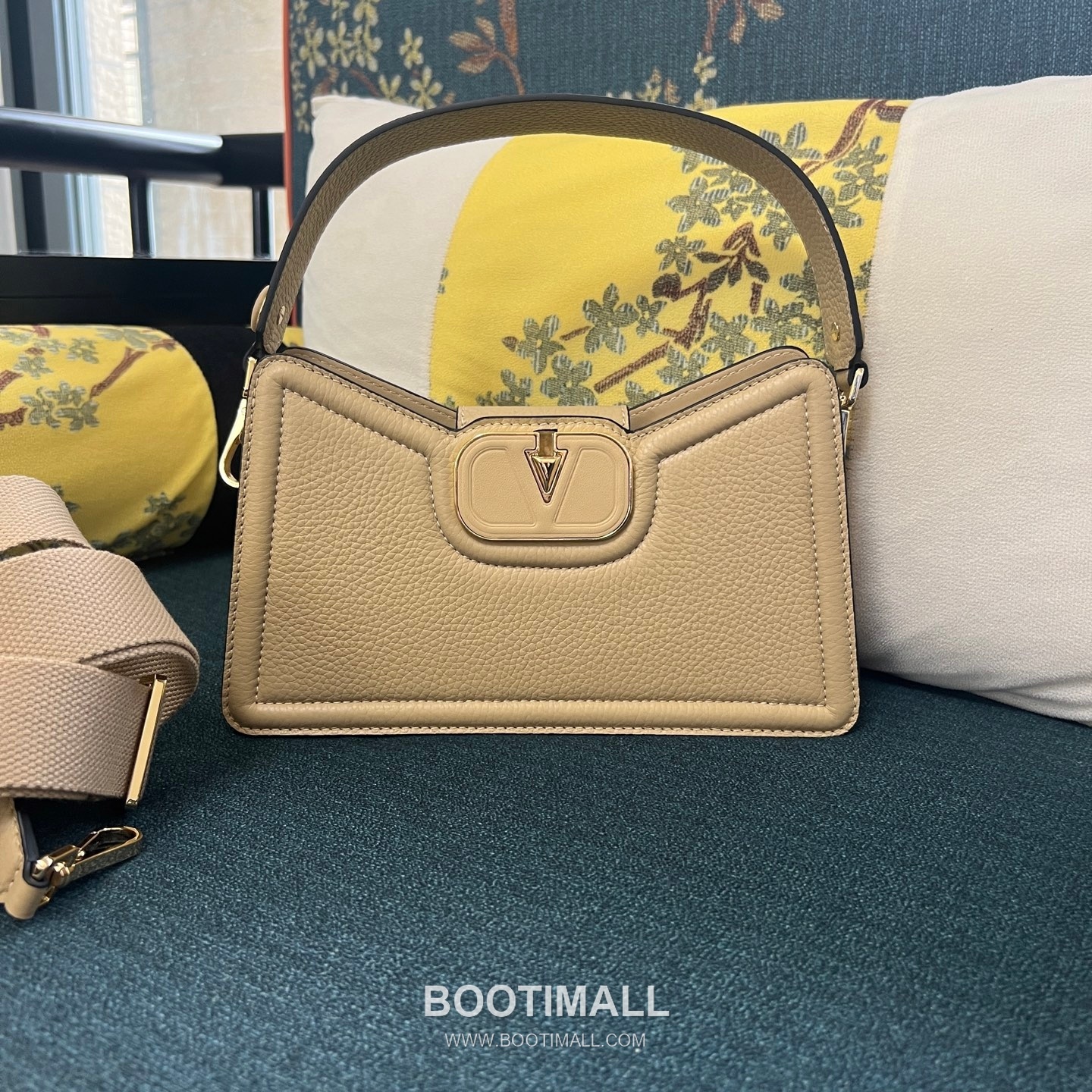 Valentino VLogo Signature Grainy Leather Ivory Shoulder Bag 발렌티노 V로고 시그니처 그레이니 레더 아이보리 숄더백 9