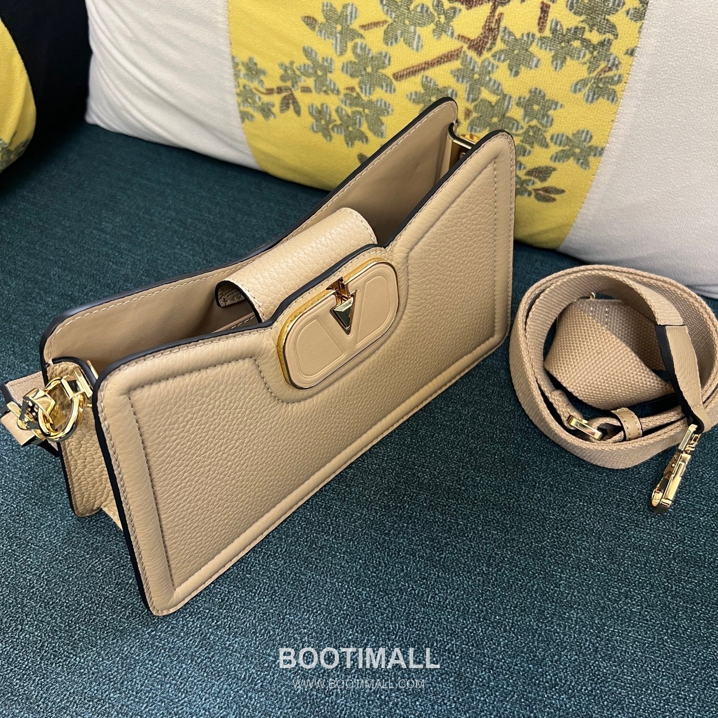 Valentino VLogo Signature Grainy Leather Ivory Shoulder Bag 발렌티노 V로고 시그니처 그레이니 레더 아이보리 숄더백 10