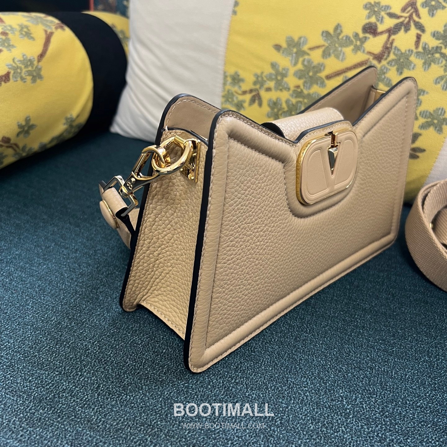 Valentino VLogo Signature Grainy Leather Ivory Shoulder Bag 발렌티노 V로고 시그니처 그레이니 레더 아이보리 숄더백 11