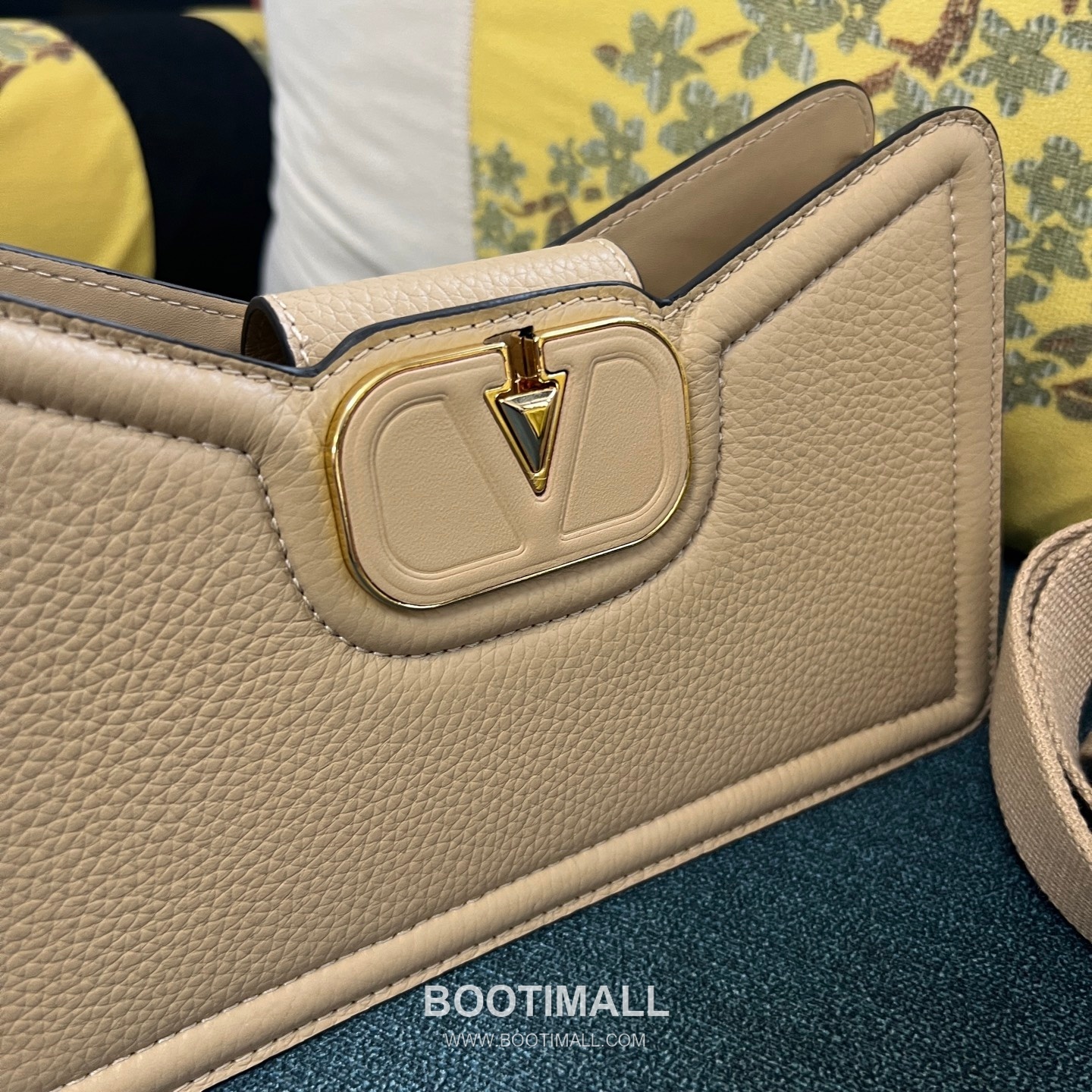 Valentino VLogo Signature Grainy Leather Ivory Shoulder Bag 발렌티노 V로고 시그니처 그레이니 레더 아이보리 숄더백 12