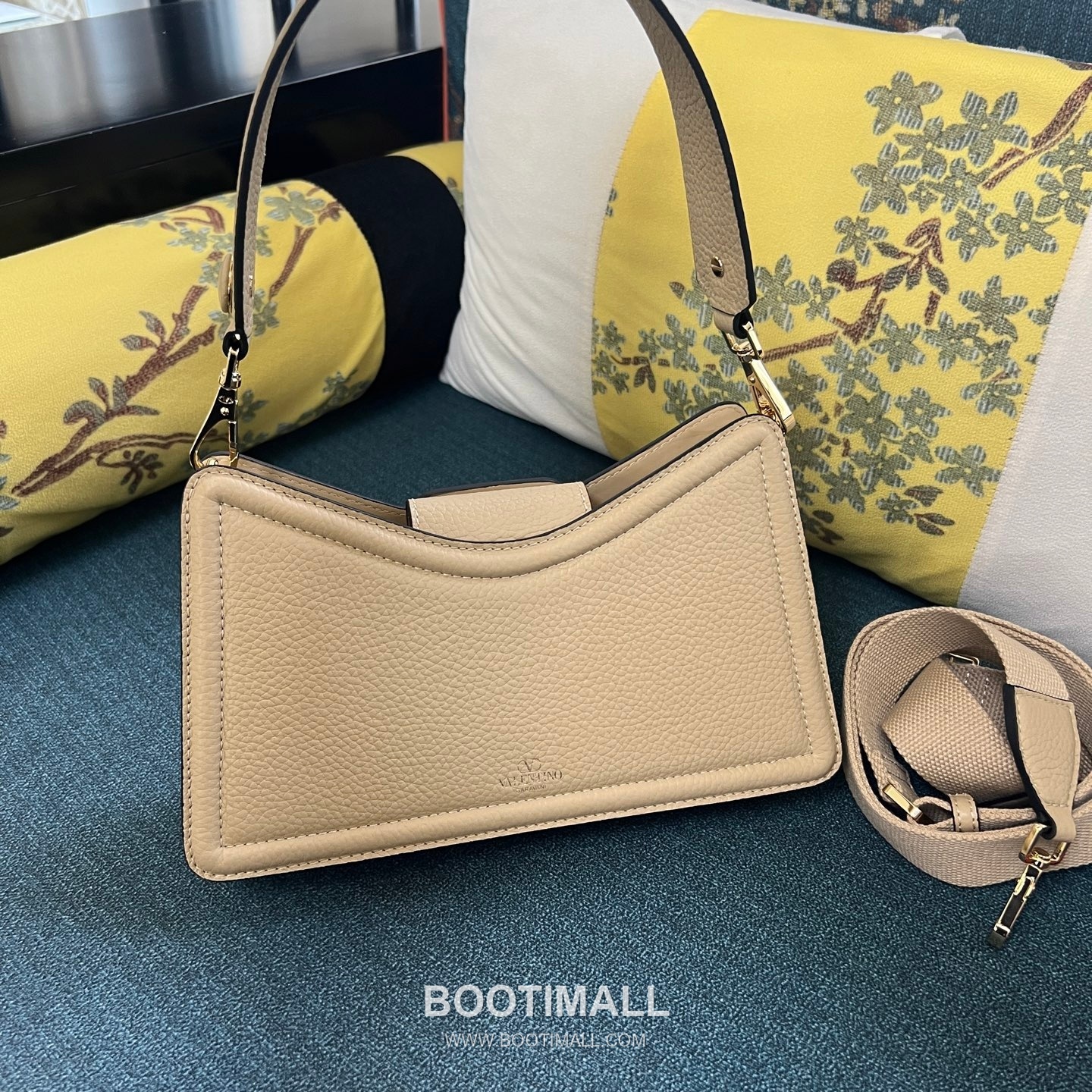 Valentino VLogo Signature Grainy Leather Ivory Shoulder Bag 발렌티노 V로고 시그니처 그레이니 레더 아이보리 숄더백 13