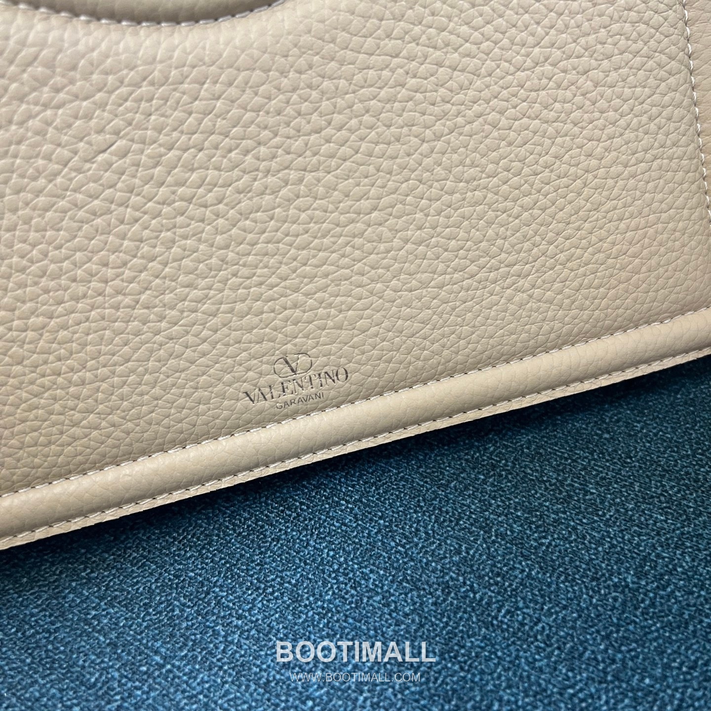 Valentino VLogo Signature Grainy Leather Ivory Shoulder Bag 발렌티노 V로고 시그니처 그레이니 레더 아이보리 숄더백 14