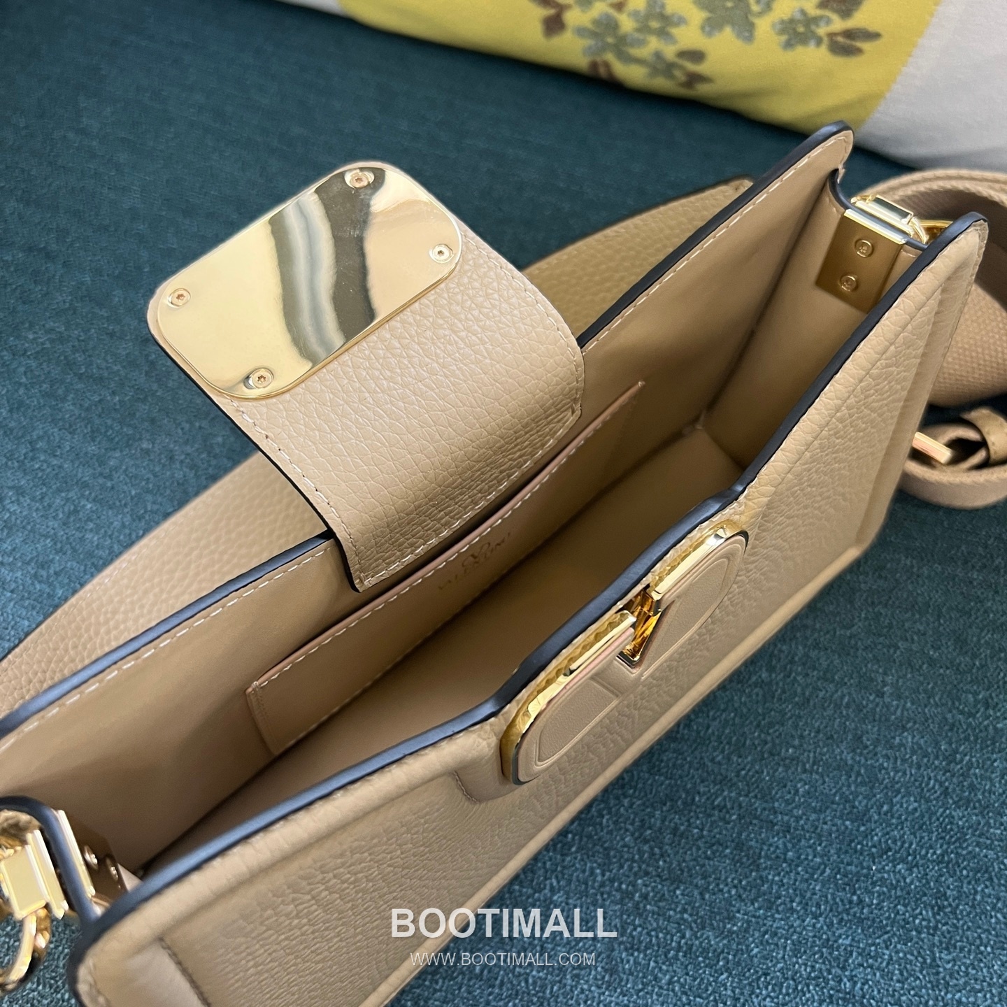 Valentino VLogo Signature Grainy Leather Ivory Shoulder Bag 발렌티노 V로고 시그니처 그레이니 레더 아이보리 숄더백 15