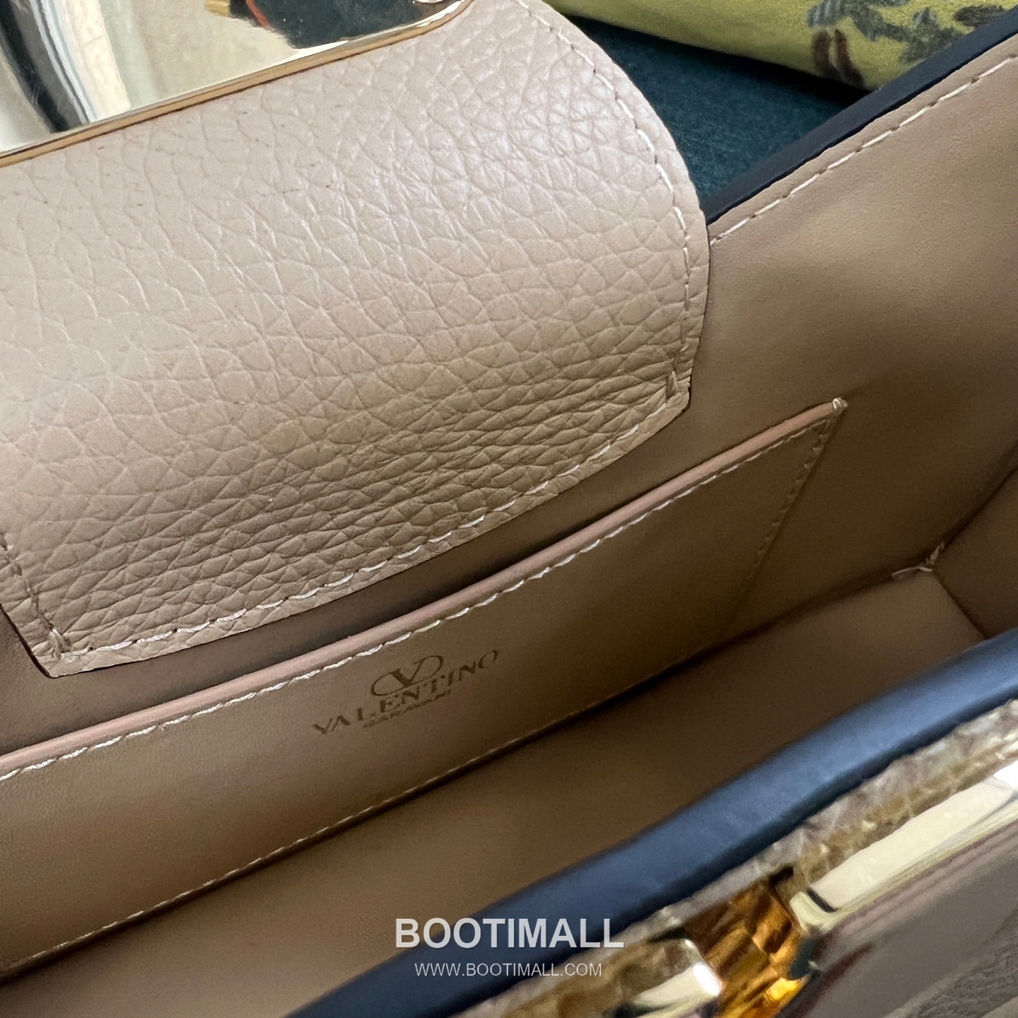 Valentino VLogo Signature Grainy Leather Ivory Shoulder Bag 발렌티노 V로고 시그니처 그레이니 레더 아이보리 숄더백 16