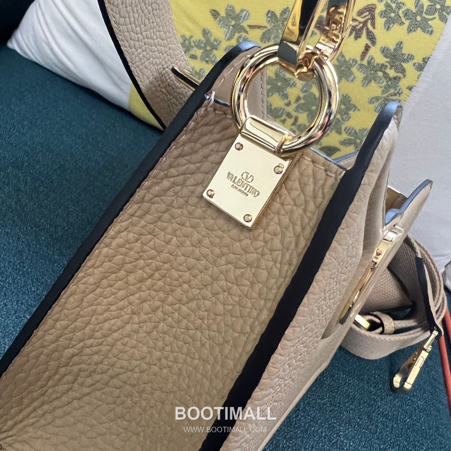 Valentino VLogo Signature Grainy Leather Ivory Shoulder Bag 발렌티노 V로고 시그니처 그레이니 레더 아이보리 숄더백 17