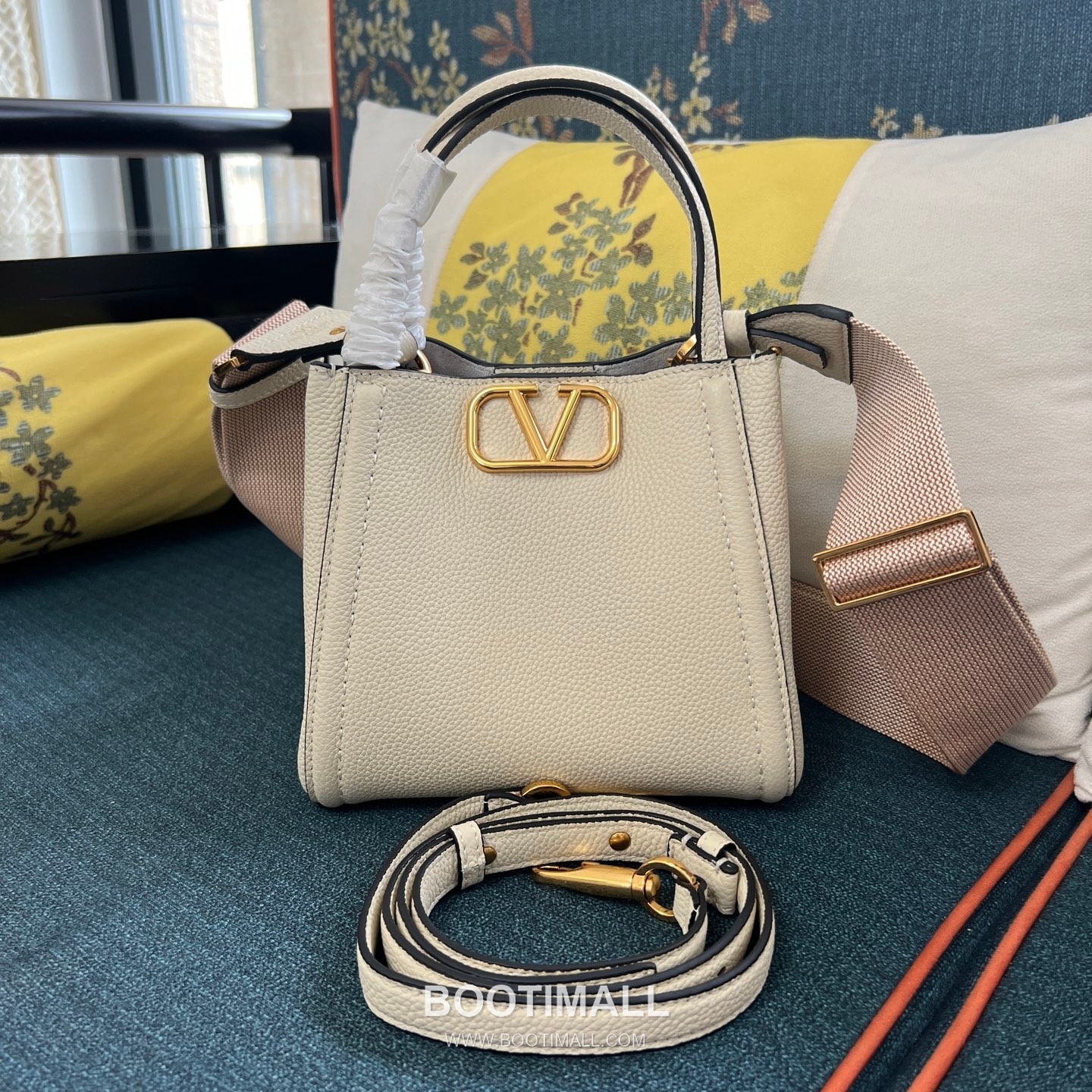 Valentino Garavani VSLING Grained Leather Beige Top Handle Bag 발렌티노 가라바니 브이슬링 그레인드 레더 베이지 탑핸들백 9