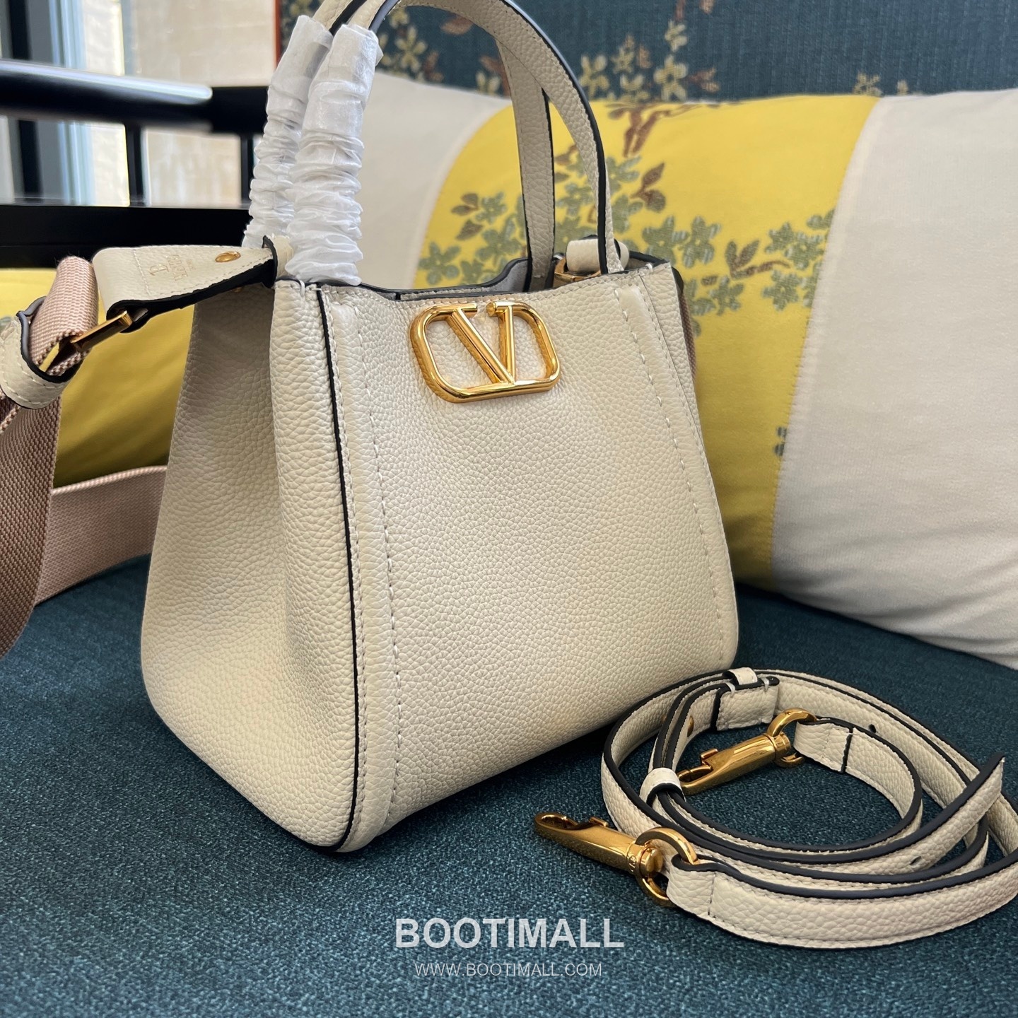 Valentino Garavani VSLING Grained Leather Beige Top Handle Bag 발렌티노 가라바니 브이슬링 그레인드 레더 베이지 탑핸들백 10