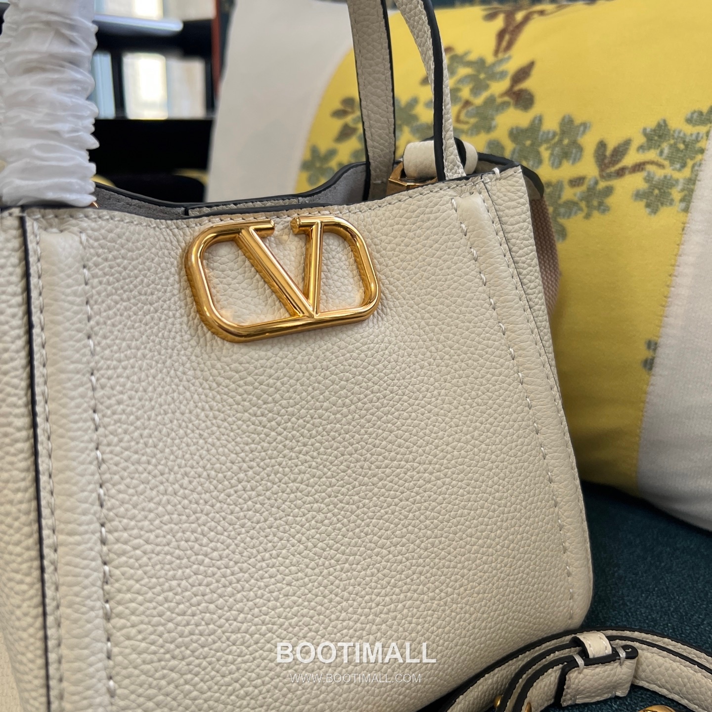 Valentino Garavani VSLING Grained Leather Beige Top Handle Bag 발렌티노 가라바니 브이슬링 그레인드 레더 베이지 탑핸들백 11