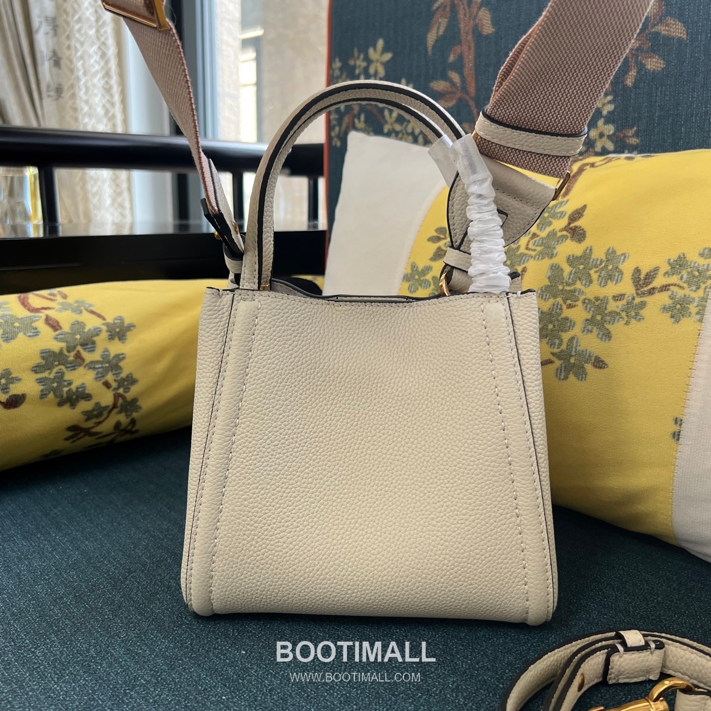 Valentino Garavani VSLING Grained Leather Beige Top Handle Bag 발렌티노 가라바니 브이슬링 그레인드 레더 베이지 탑핸들백 13
