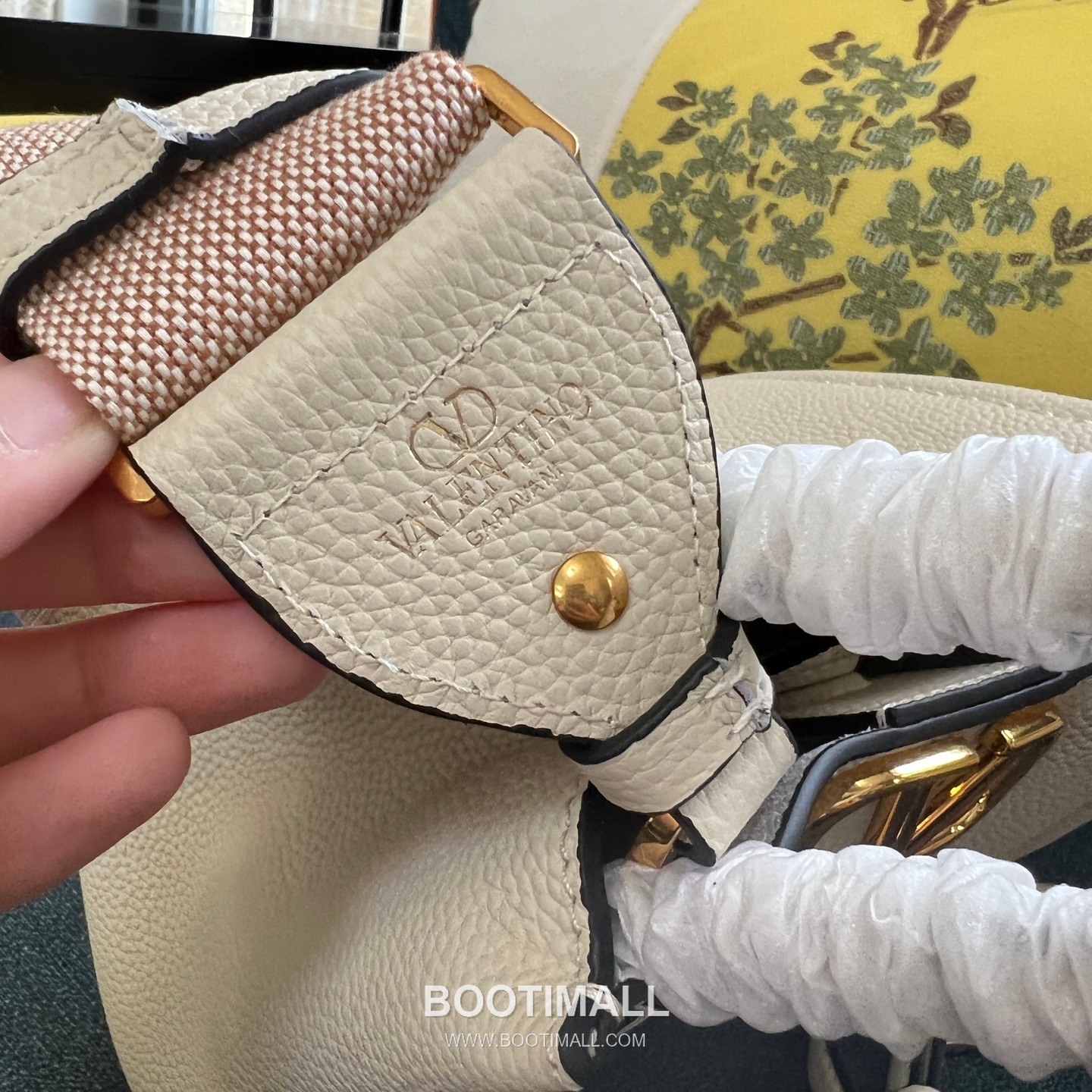 Valentino Garavani VSLING Grained Leather Beige Top Handle Bag 발렌티노 가라바니 브이슬링 그레인드 레더 베이지 탑핸들백 14