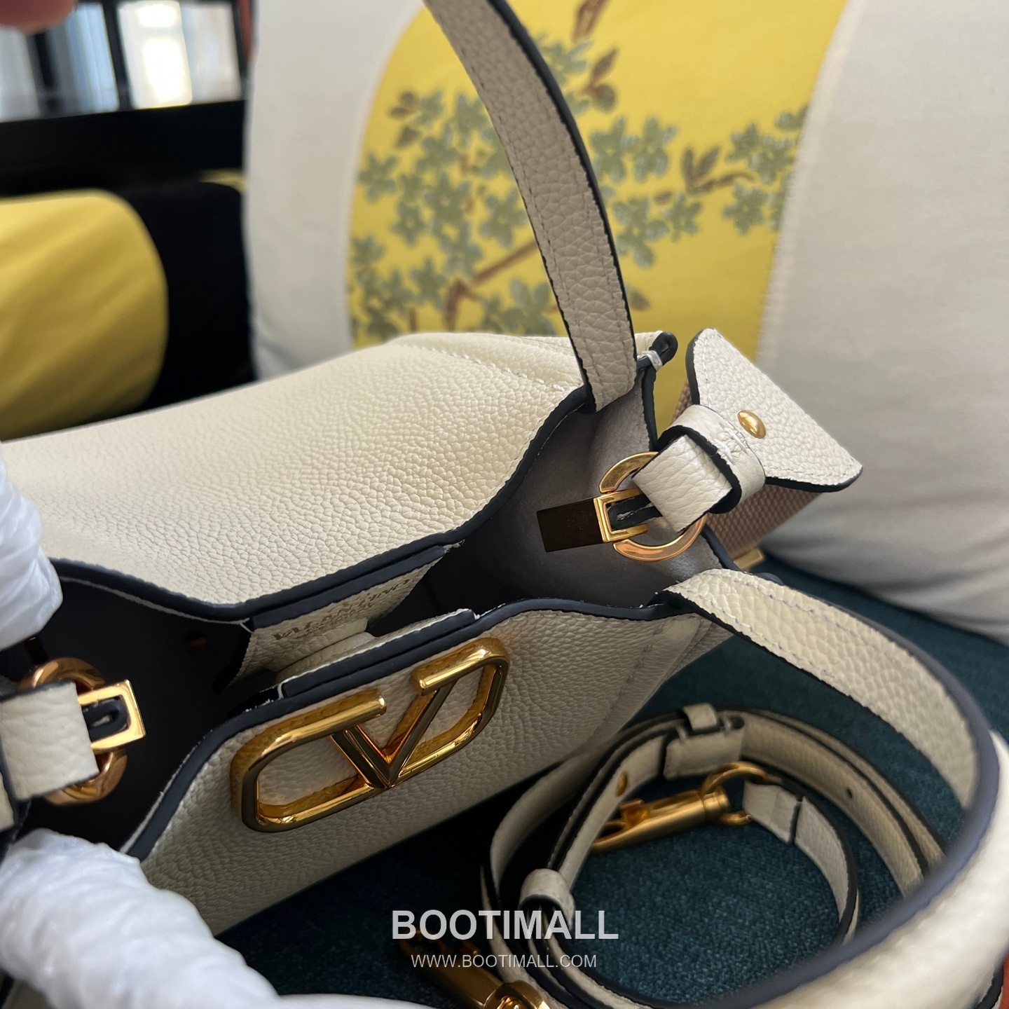 Valentino Garavani VSLING Grained Leather Beige Top Handle Bag 발렌티노 가라바니 브이슬링 그레인드 레더 베이지 탑핸들백 15