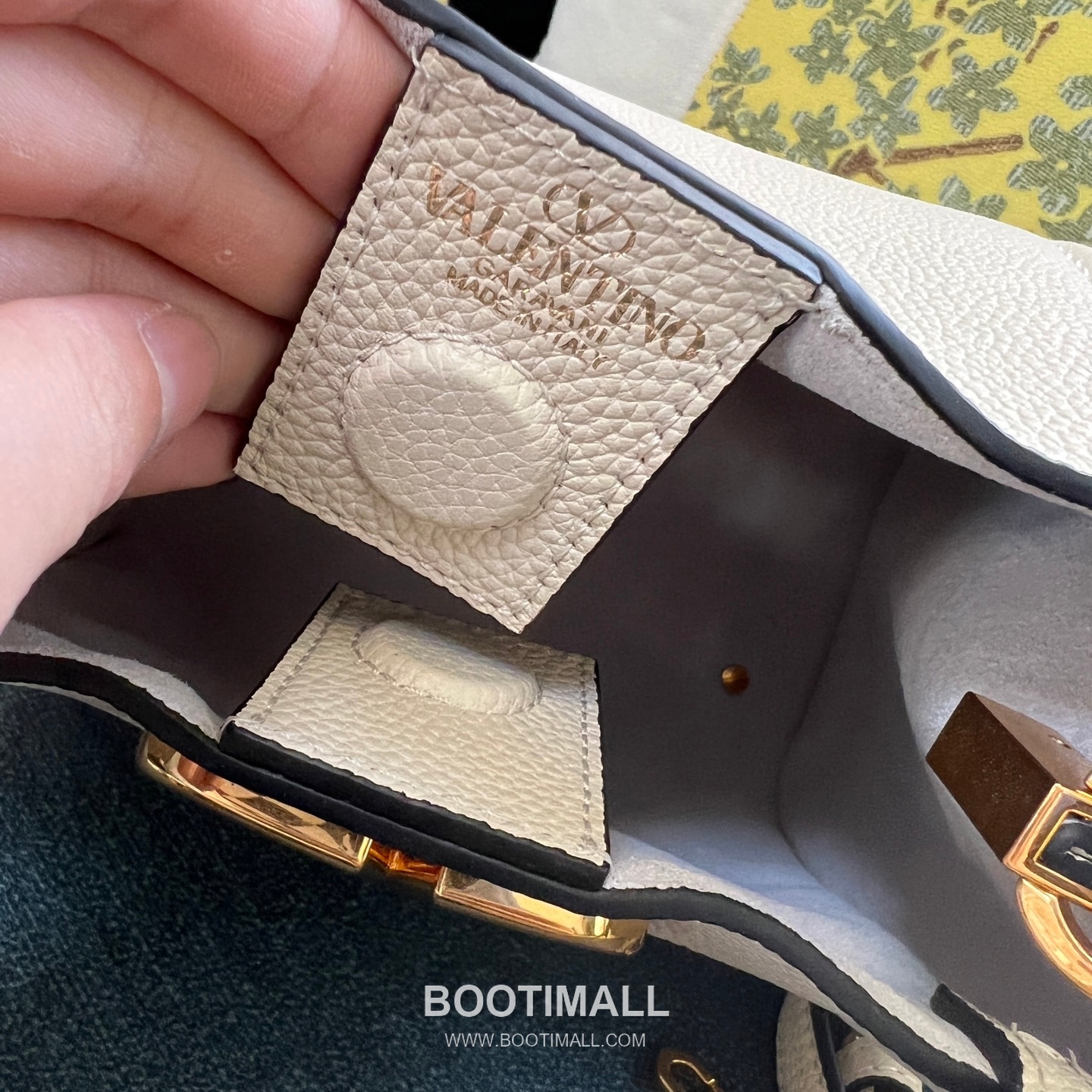 Valentino Garavani VSLING Grained Leather Beige Top Handle Bag 발렌티노 가라바니 브이슬링 그레인드 레더 베이지 탑핸들백 16