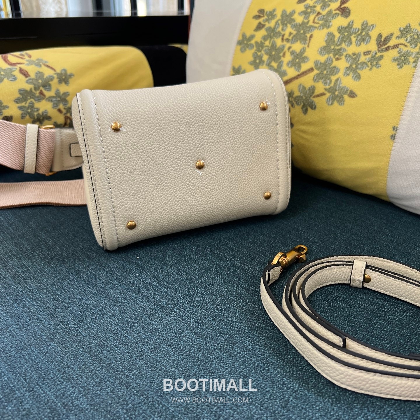 Valentino Garavani VSLING Grained Leather Beige Top Handle Bag 발렌티노 가라바니 브이슬링 그레인드 레더 베이지 탑핸들백 17