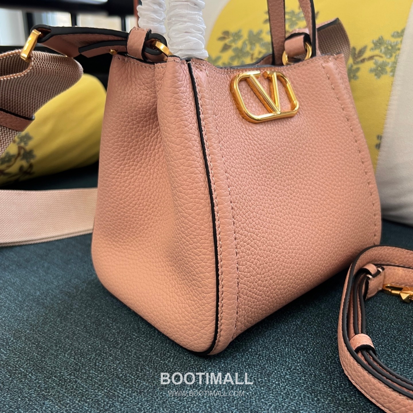 Valentino Garavani VSLING Grained Leather Beige Top Handle Bag 발렌티노 가라바니 브이슬링 그레인드 레더 베이지 탑핸들백 9