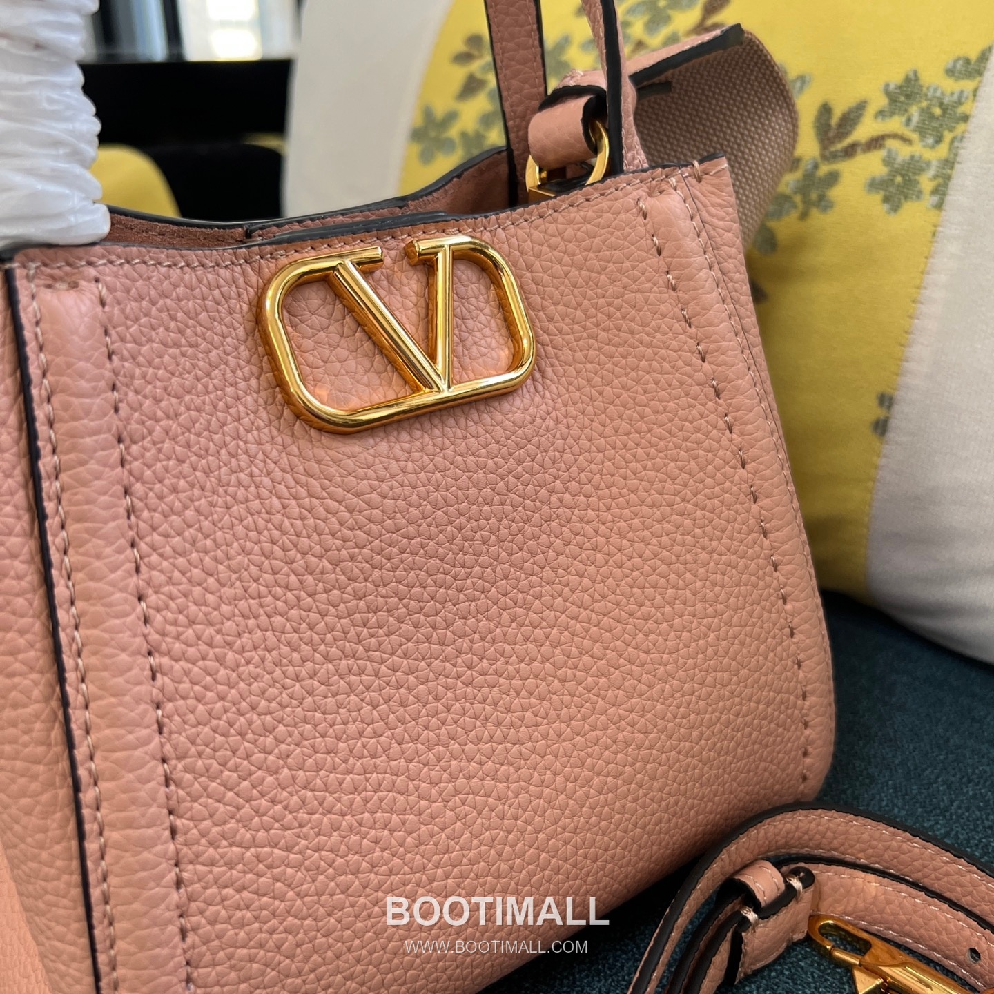 Valentino Garavani VSLING Grained Leather Beige Top Handle Bag 발렌티노 가라바니 브이슬링 그레인드 레더 베이지 탑핸들백 10