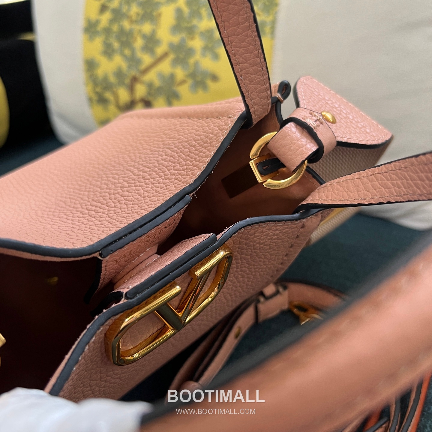 Valentino Garavani VSLING Grained Leather Beige Top Handle Bag 발렌티노 가라바니 브이슬링 그레인드 레더 베이지 탑핸들백 15