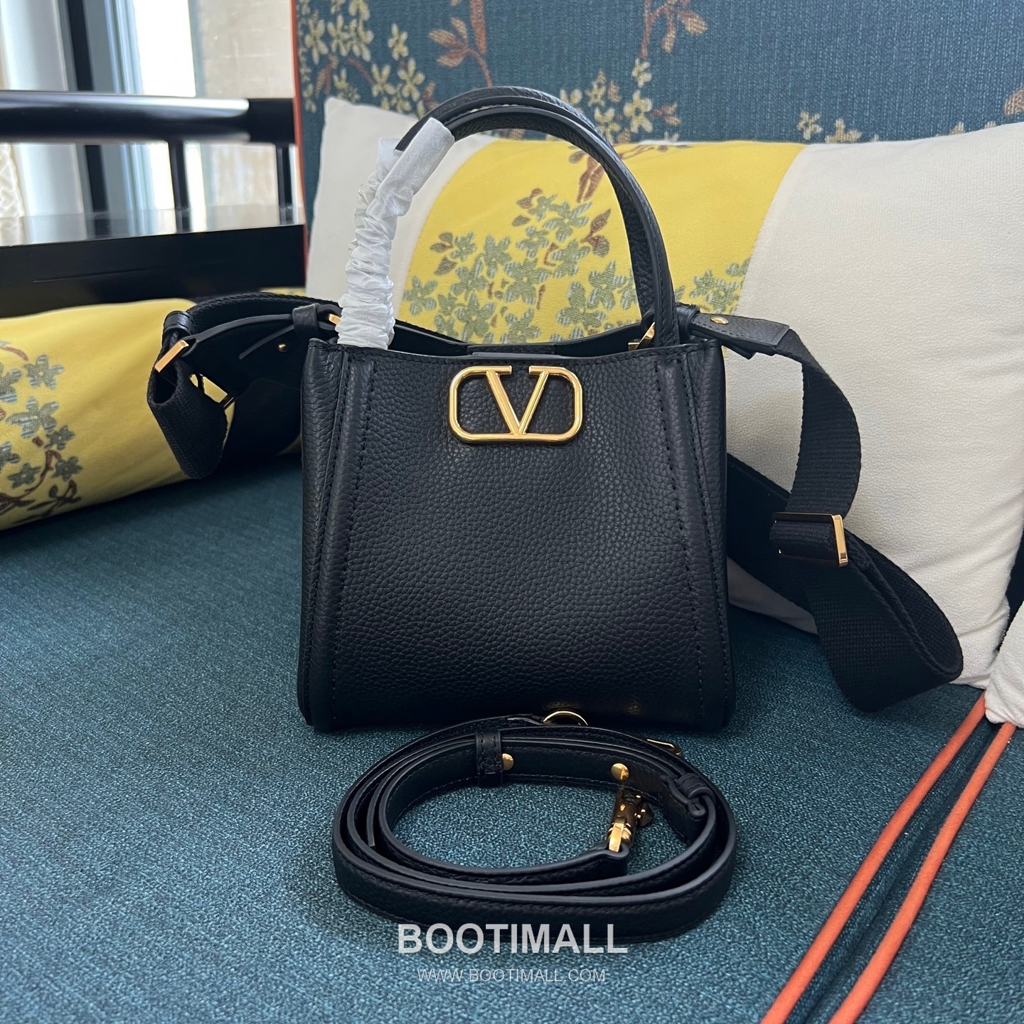 Valentino Garavani VSLING Grained Leather Beige Top Handle Bag 발렌티노 가라바니 브이슬링 그레인드 레더 베이지 탑핸들백 8