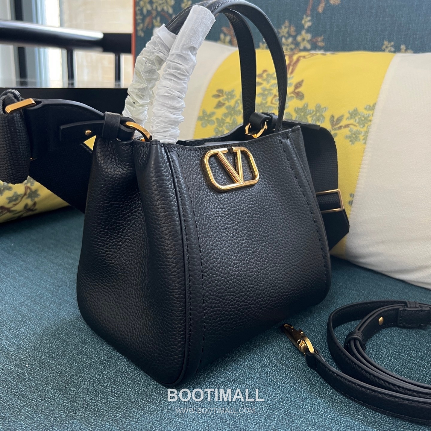 Valentino Garavani VSLING Grained Leather Beige Top Handle Bag 발렌티노 가라바니 브이슬링 그레인드 레더 베이지 탑핸들백 9