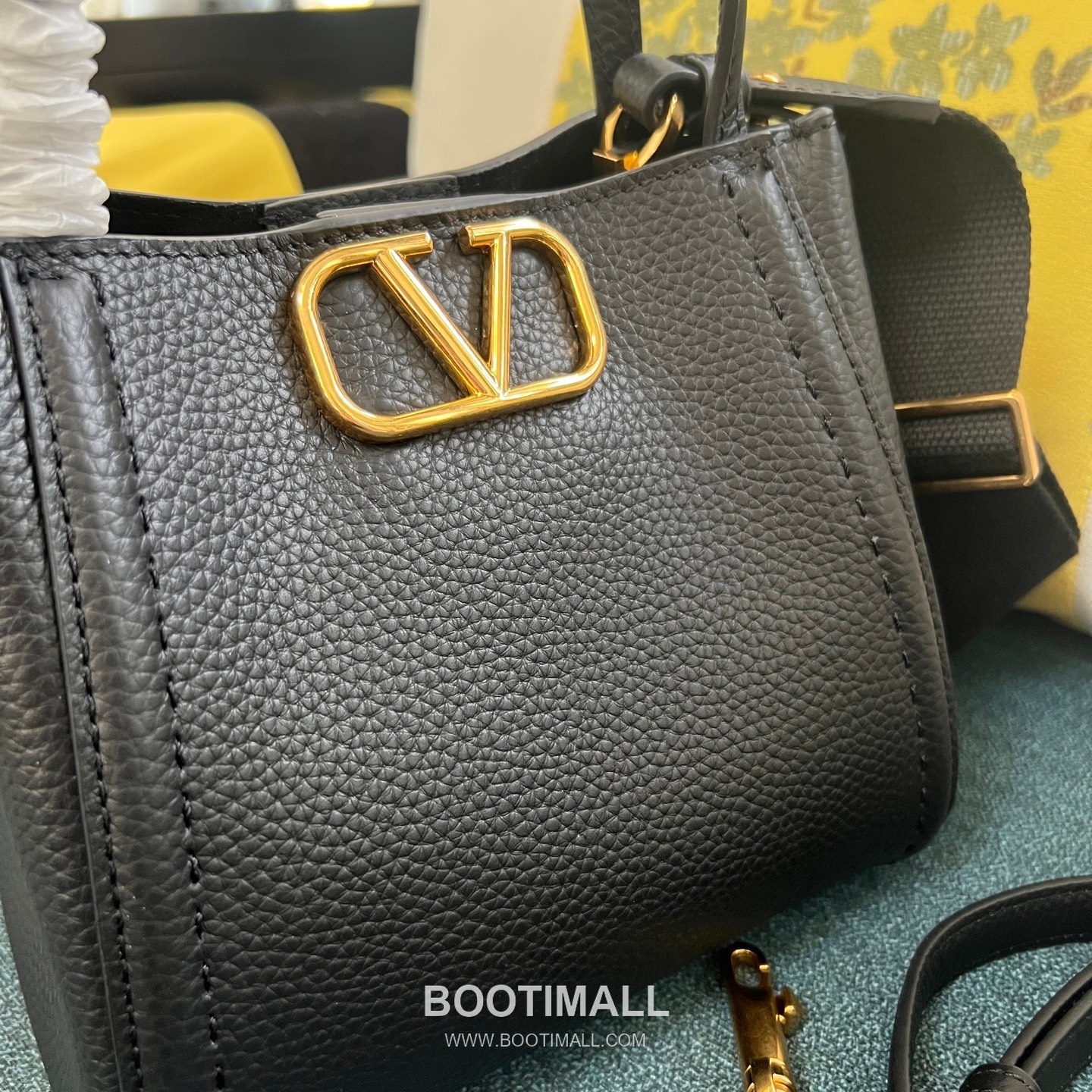 Valentino Garavani VSLING Grained Leather Beige Top Handle Bag 발렌티노 가라바니 브이슬링 그레인드 레더 베이지 탑핸들백 10