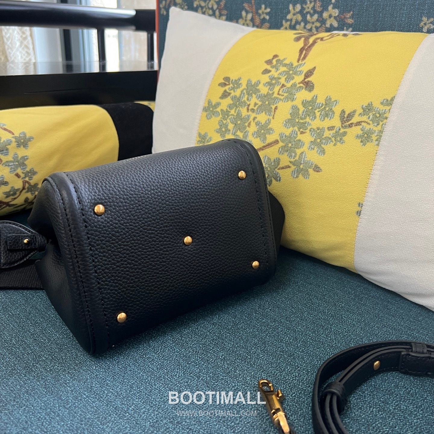 Valentino Garavani VSLING Grained Leather Beige Top Handle Bag 발렌티노 가라바니 브이슬링 그레인드 레더 베이지 탑핸들백 12