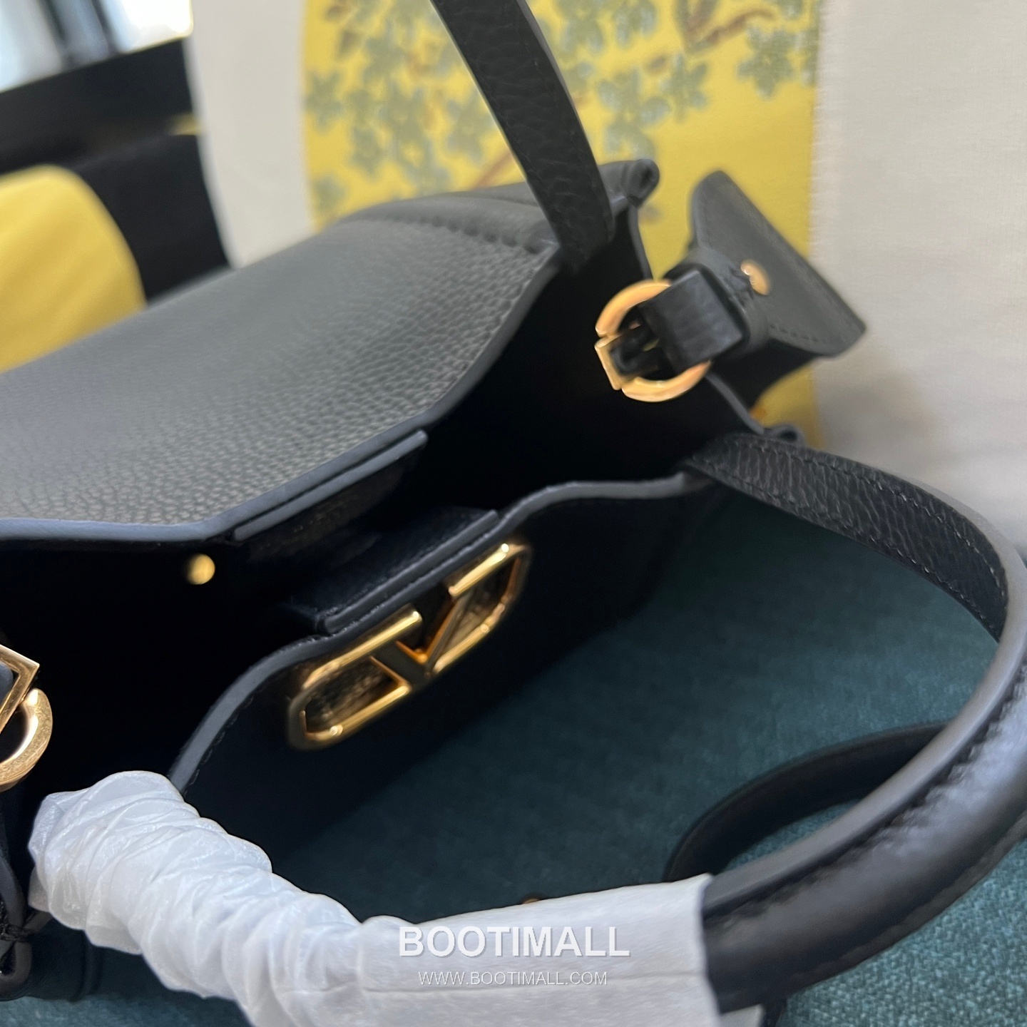 Valentino Garavani VSLING Grained Leather Beige Top Handle Bag 발렌티노 가라바니 브이슬링 그레인드 레더 베이지 탑핸들백 15