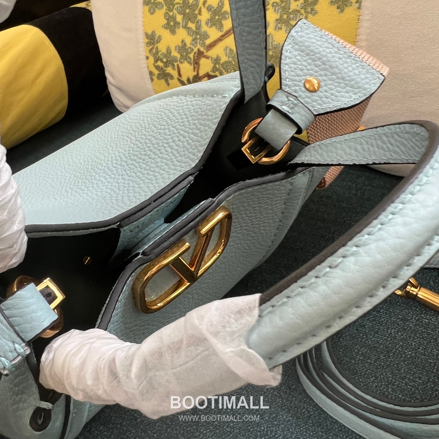 Valentino Garavani VSLING Grained Leather Beige Top Handle Bag 발렌티노 가라바니 브이슬링 그레인드 레더 베이지 탑핸들백 15