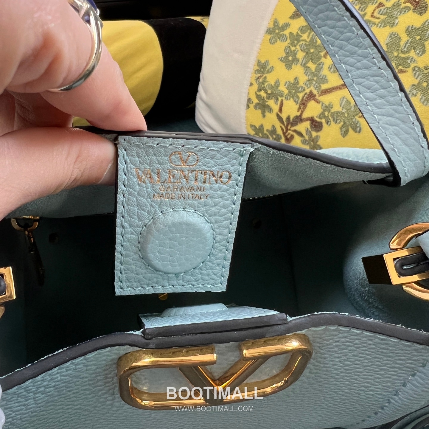 Valentino Garavani VSLING Grained Leather Beige Top Handle Bag 발렌티노 가라바니 브이슬링 그레인드 레더 베이지 탑핸들백 16