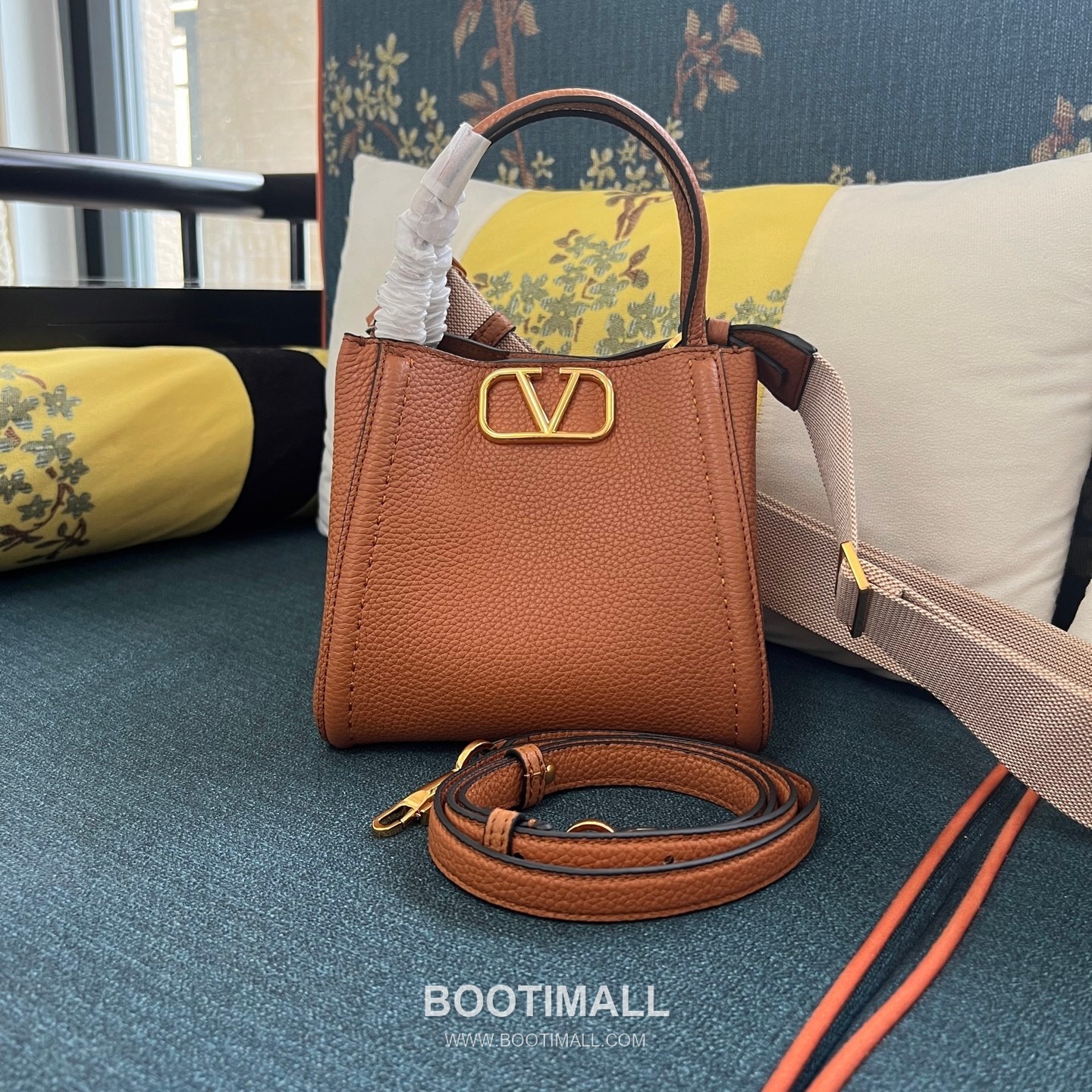 Valentino Garavani VSLING Grained Leather Beige Top Handle Bag 발렌티노 가라바니 브이슬링 그레인드 레더 베이지 탑핸들백 8