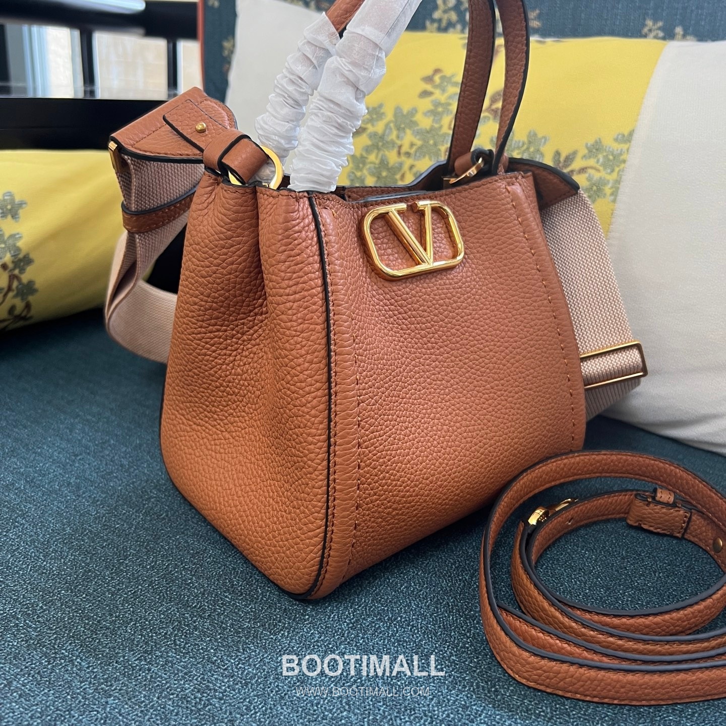Valentino Garavani VSLING Grained Leather Beige Top Handle Bag 발렌티노 가라바니 브이슬링 그레인드 레더 베이지 탑핸들백 9