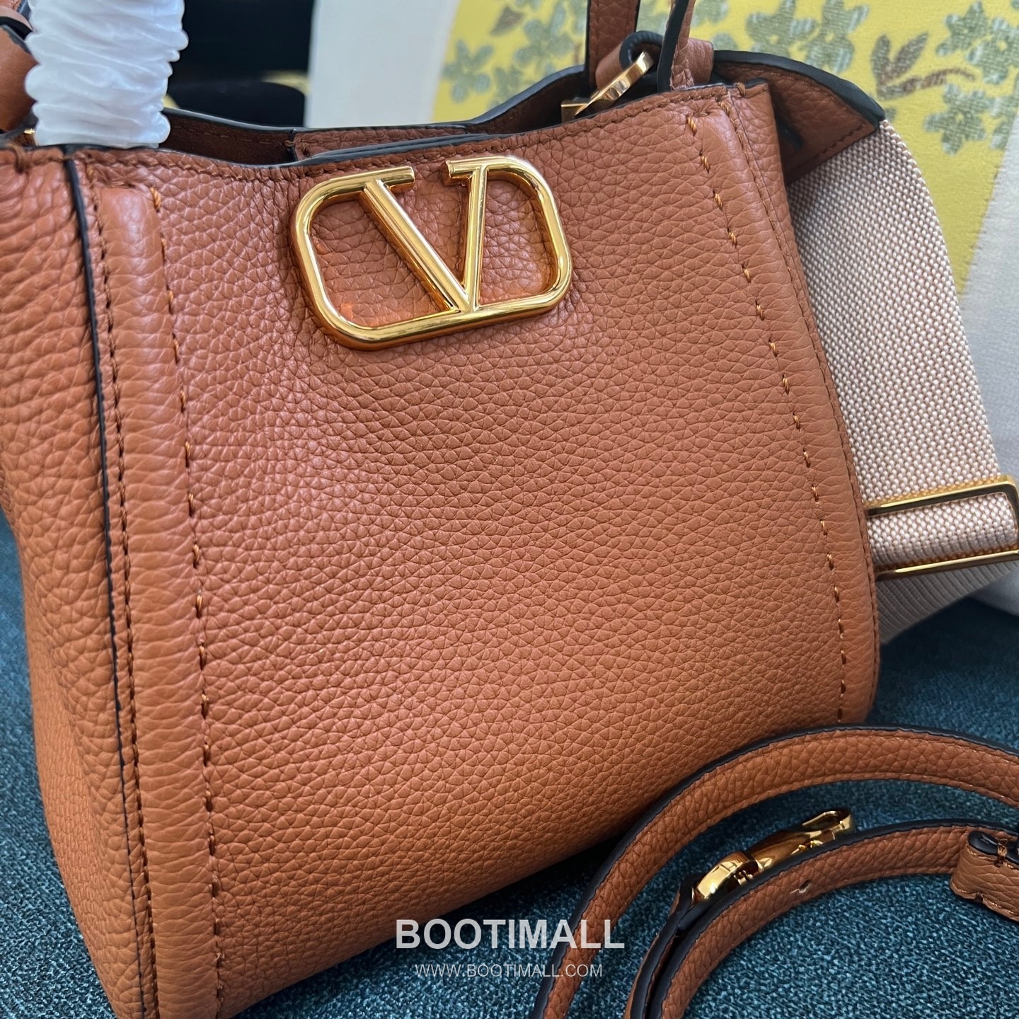Valentino Garavani VSLING Grained Leather Beige Top Handle Bag 발렌티노 가라바니 브이슬링 그레인드 레더 베이지 탑핸들백 10