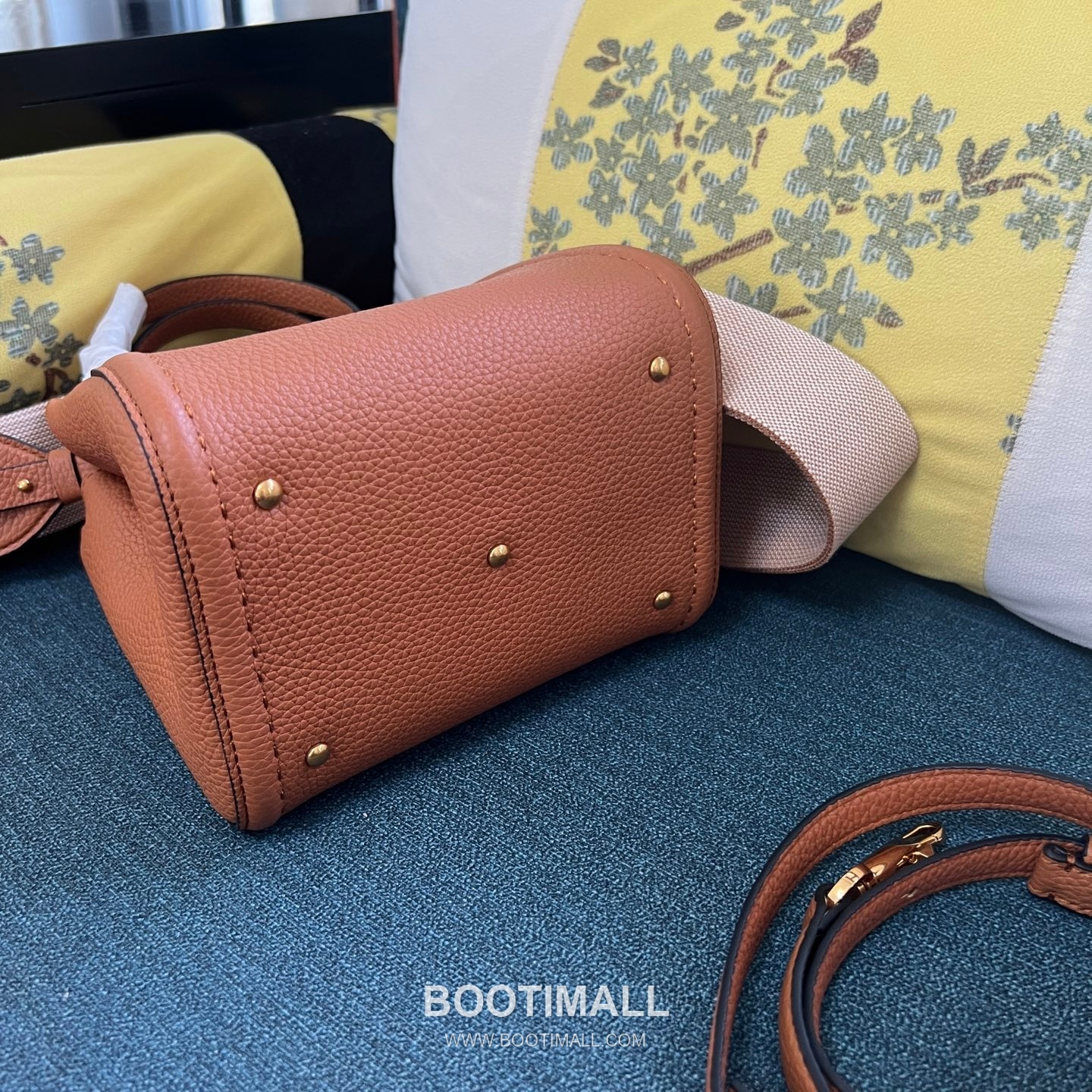 Valentino Garavani VSLING Grained Leather Beige Top Handle Bag 발렌티노 가라바니 브이슬링 그레인드 레더 베이지 탑핸들백 12