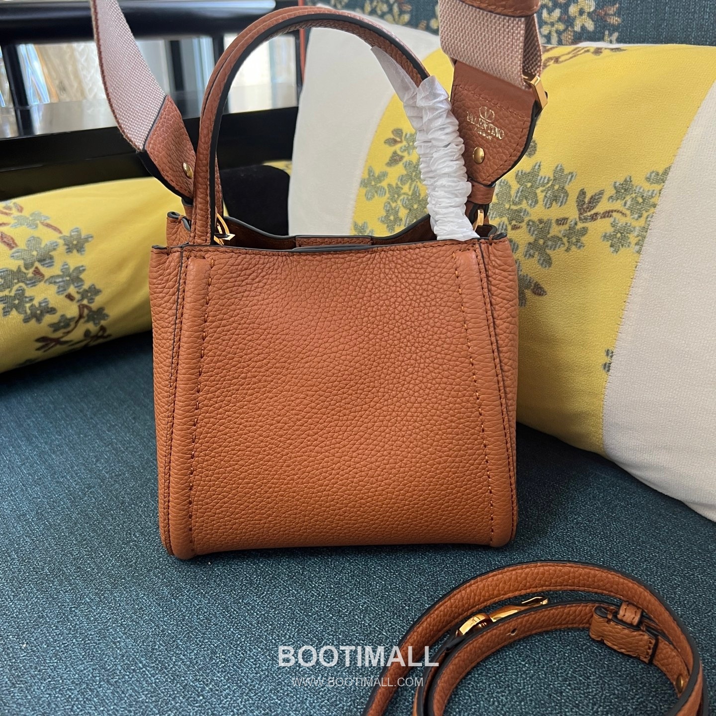 Valentino Garavani VSLING Grained Leather Beige Top Handle Bag 발렌티노 가라바니 브이슬링 그레인드 레더 베이지 탑핸들백 13