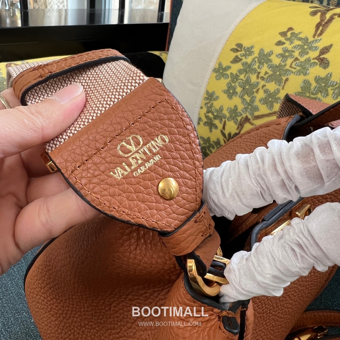 Valentino Garavani VSLING Grained Leather Beige Top Handle Bag 발렌티노 가라바니 브이슬링 그레인드 레더 베이지 탑핸들백 14