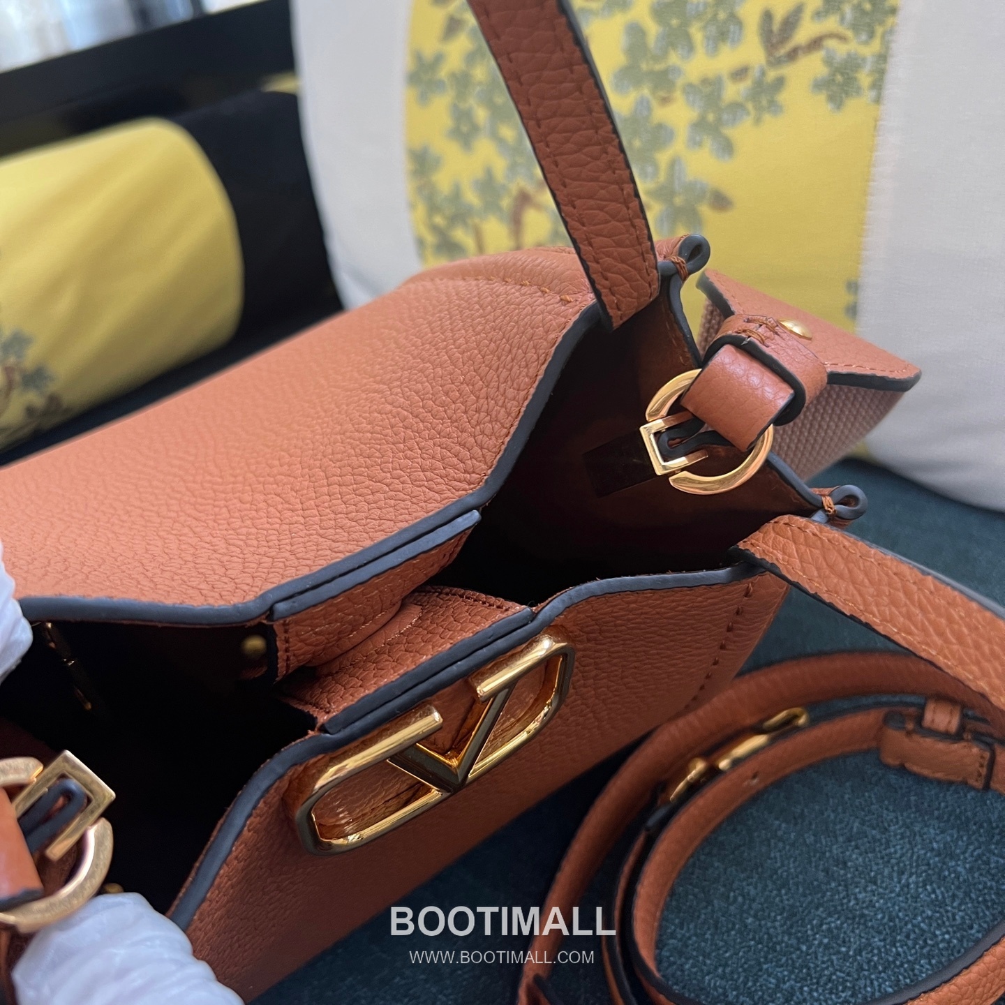 Valentino Garavani VSLING Grained Leather Beige Top Handle Bag 발렌티노 가라바니 브이슬링 그레인드 레더 베이지 탑핸들백 15