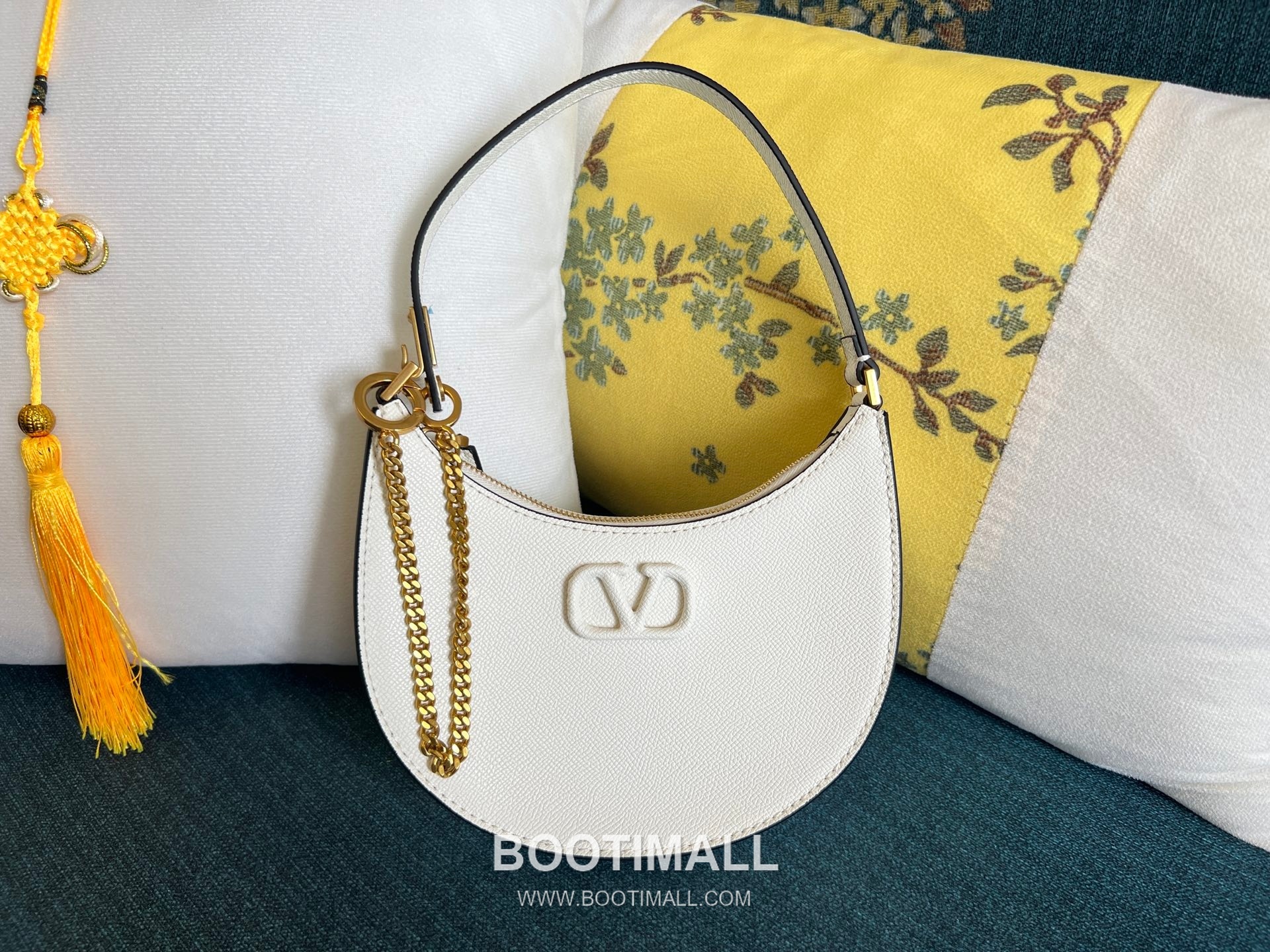 Valentino Supervee Half Moon Leather Hobo Bag 발렌티노 슈퍼비 하프문 레더 호보백 6