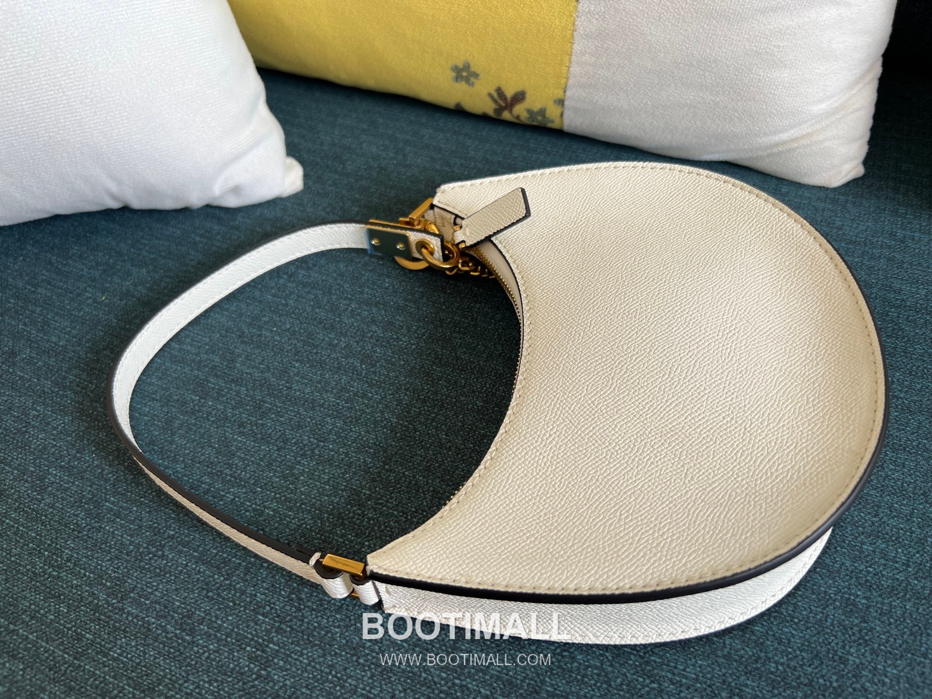 Valentino Supervee Half Moon Leather Hobo Bag 발렌티노 슈퍼비 하프문 레더 호보백 9