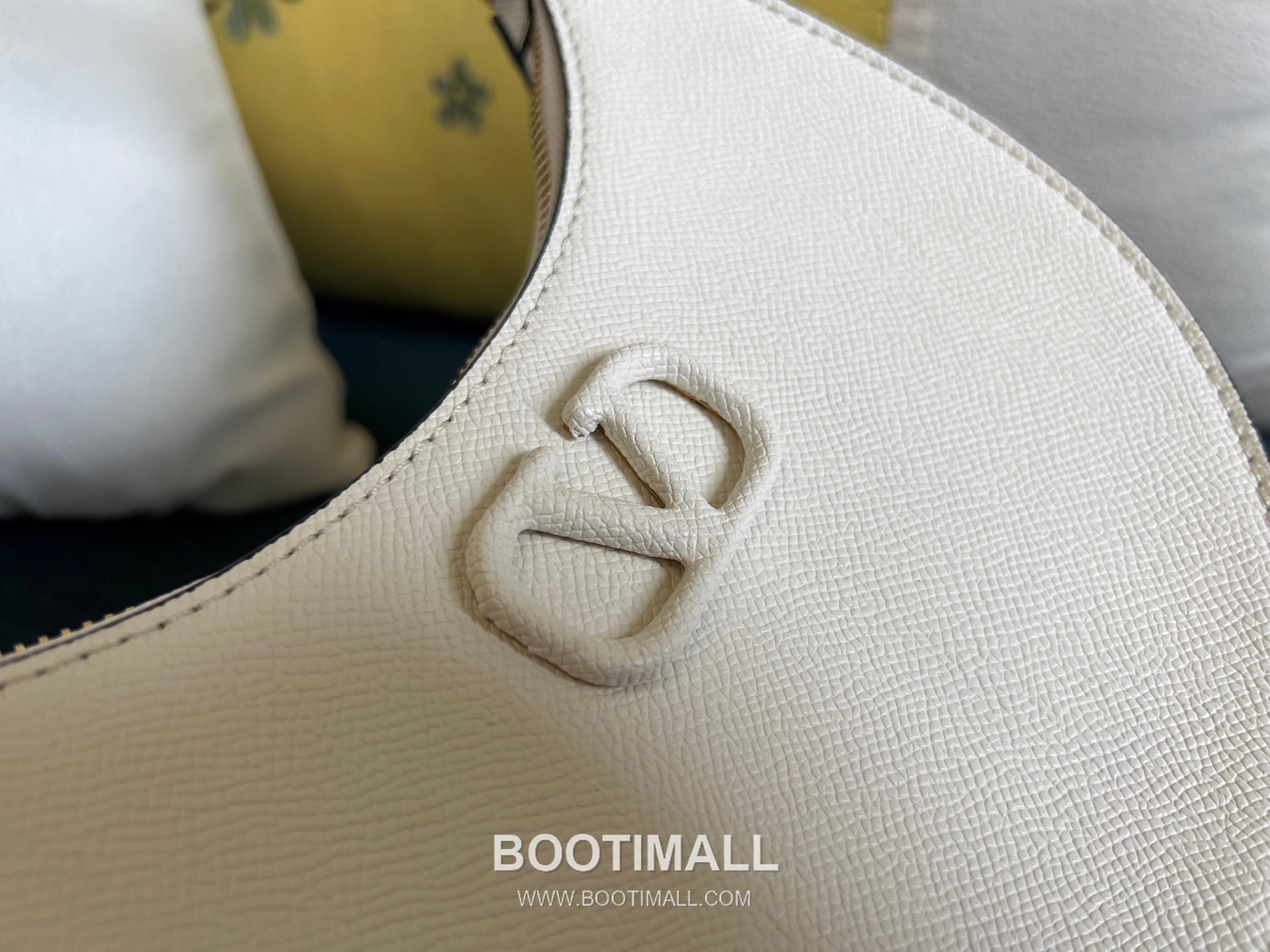 Valentino Supervee Half Moon Leather Hobo Bag 발렌티노 슈퍼비 하프문 레더 호보백 10