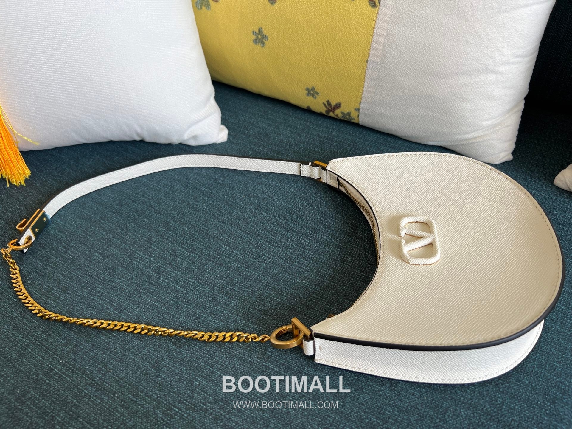 Valentino Supervee Half Moon Leather Hobo Bag 발렌티노 슈퍼비 하프문 레더 호보백 11