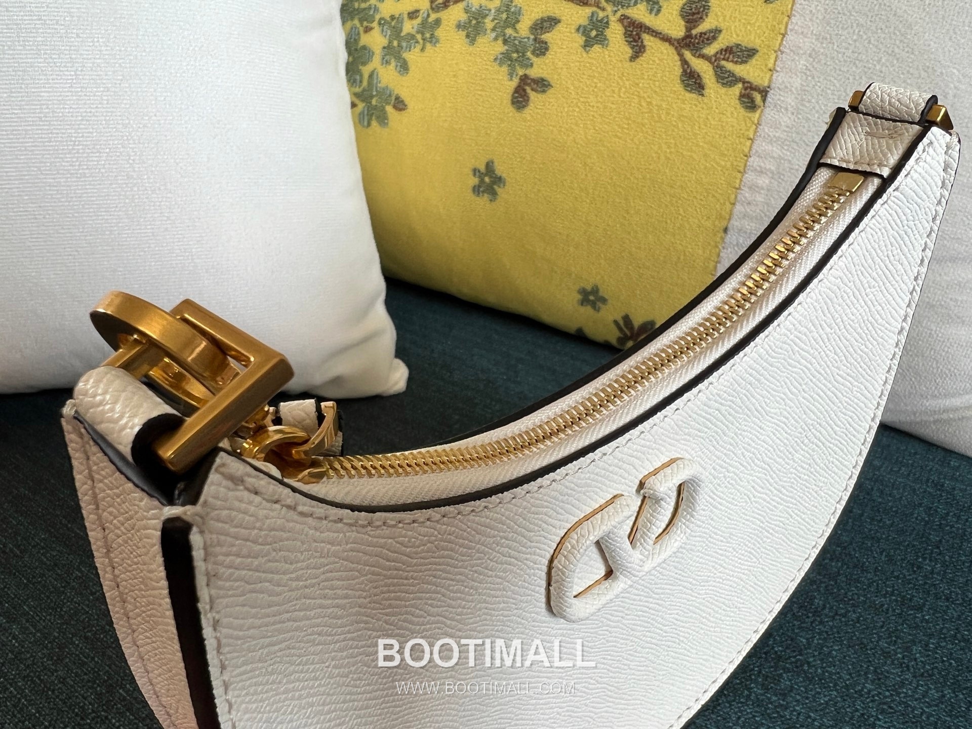 Valentino Supervee Half Moon Leather Hobo Bag 발렌티노 슈퍼비 하프문 레더 호보백 12