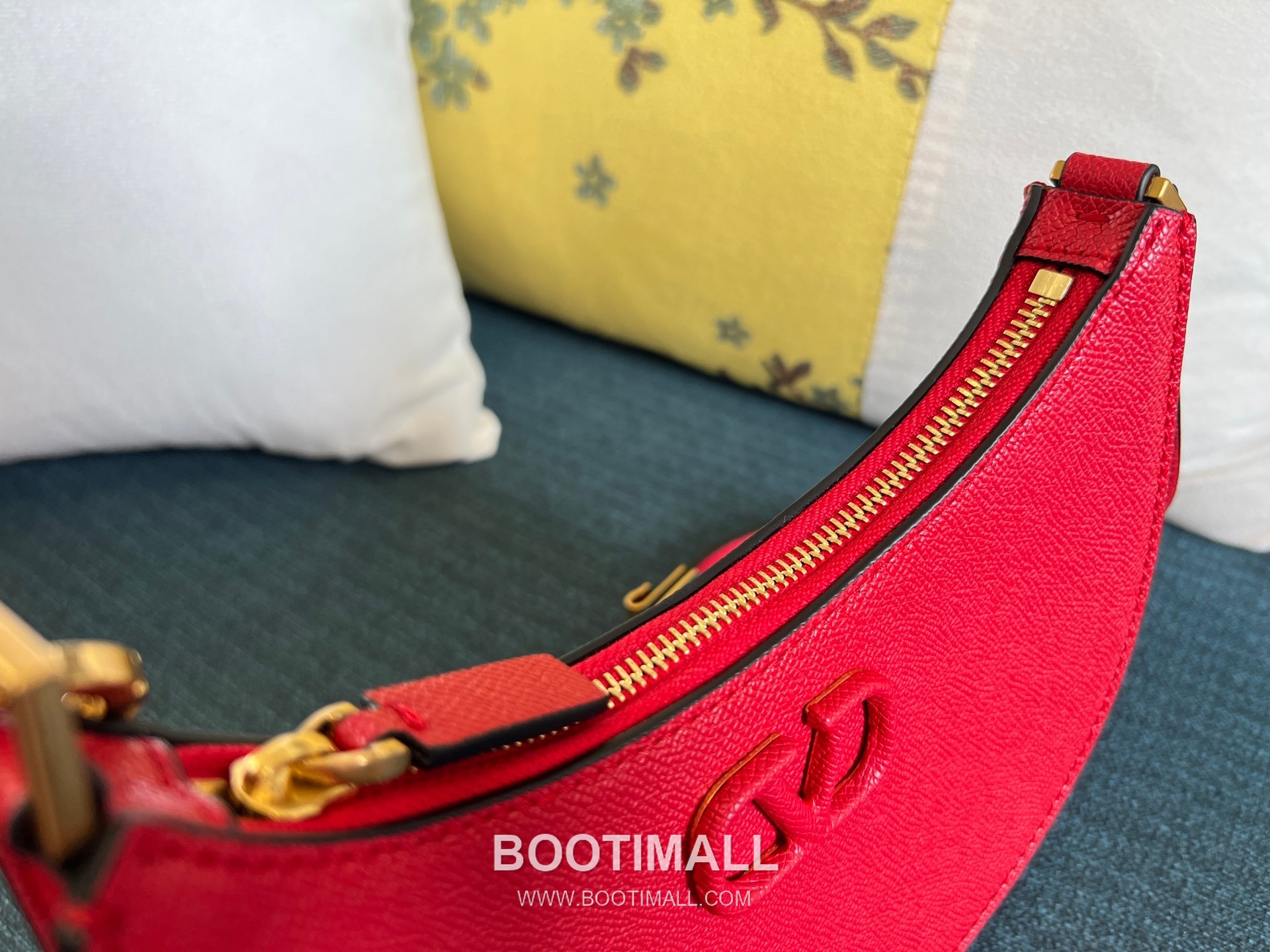 Valentino Supervee Half Moon Leather Hobo Bag 발렌티노 슈퍼비 하프문 레더 호보백 13