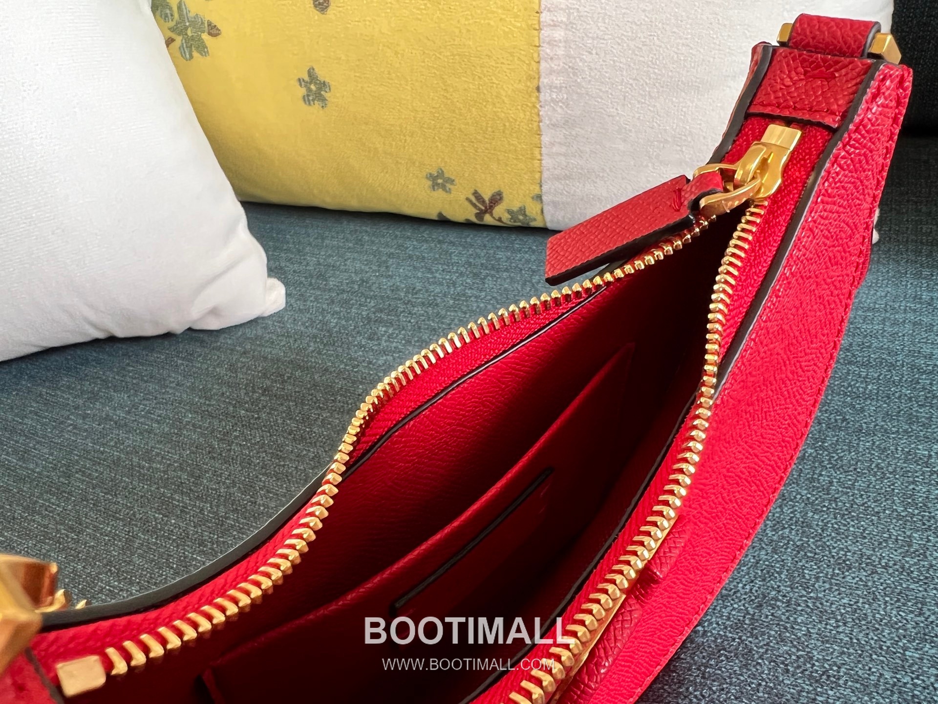 Valentino Supervee Half Moon Leather Hobo Bag 발렌티노 슈퍼비 하프문 레더 호보백 14