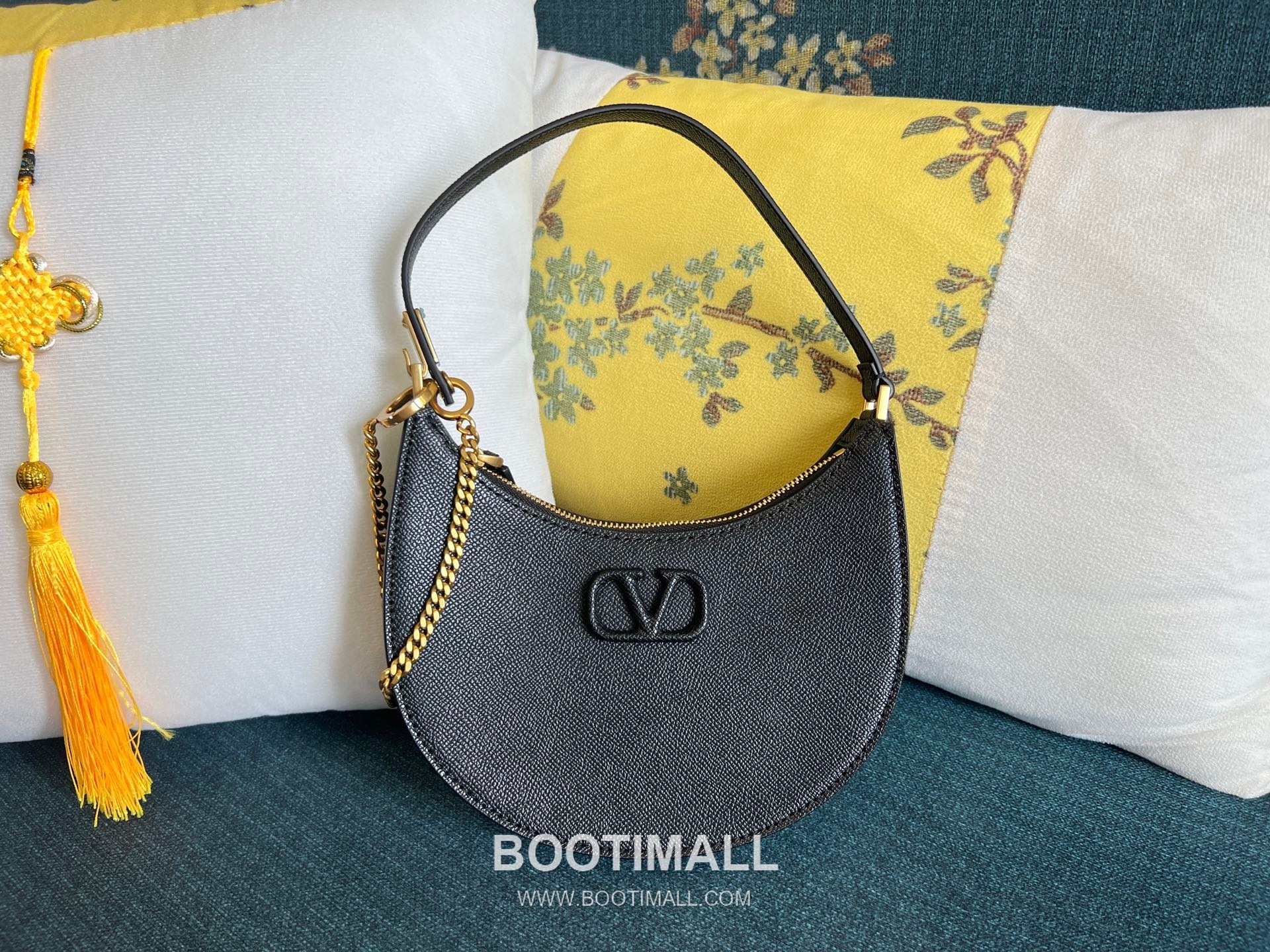 Valentino VLOGO Signature Mini Patent Calfskin Hobo Bag 발렌티노 브이로고 시그니처 미니 페이턴트 카프스킨 호보백 0069 20cm 1