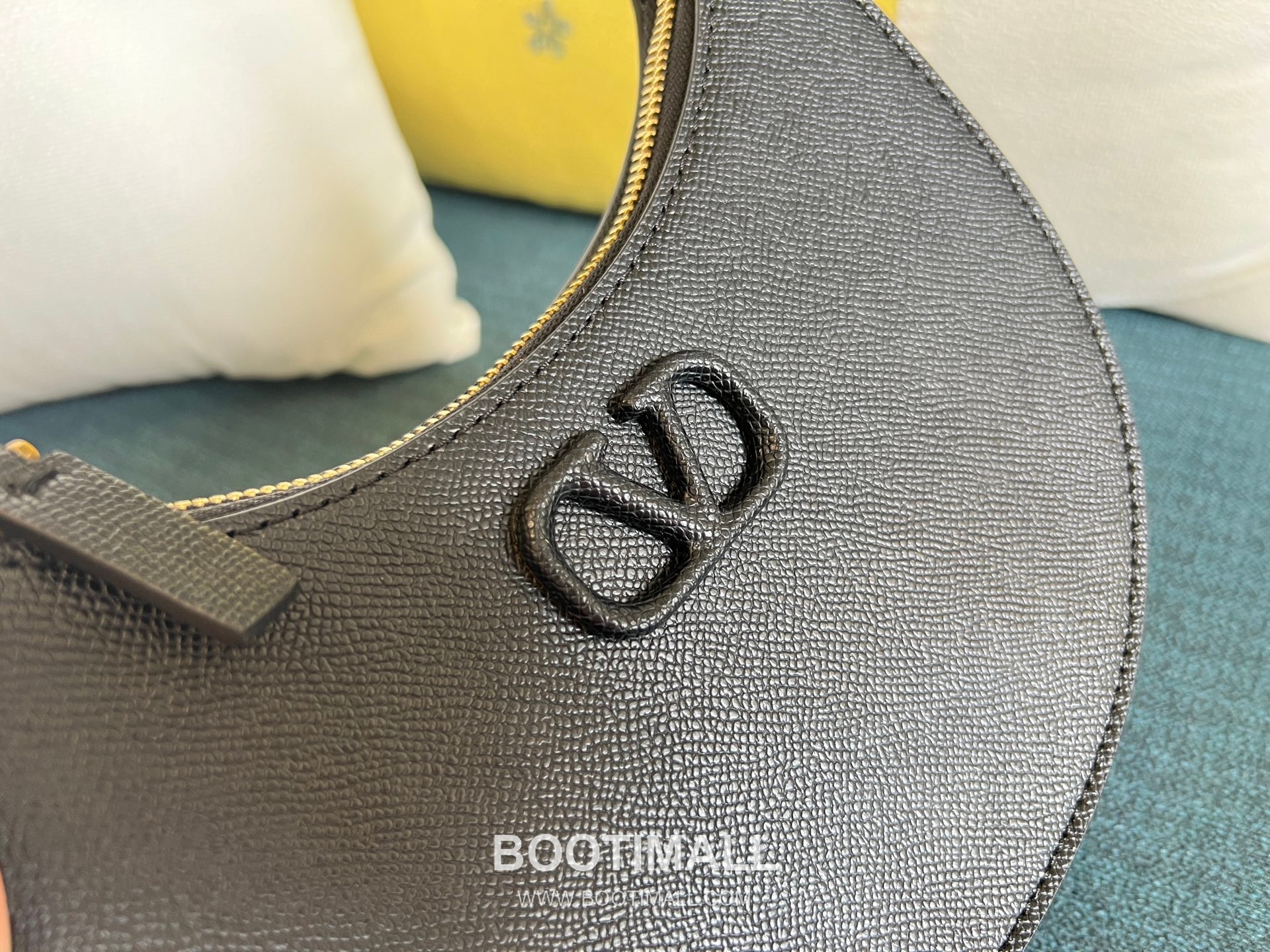 Valentino VLOGO Signature Mini Patent Calfskin Hobo Bag 발렌티노 브이로고 시그니처 미니 페이턴트 카프스킨 호보백 0069 20cm 5