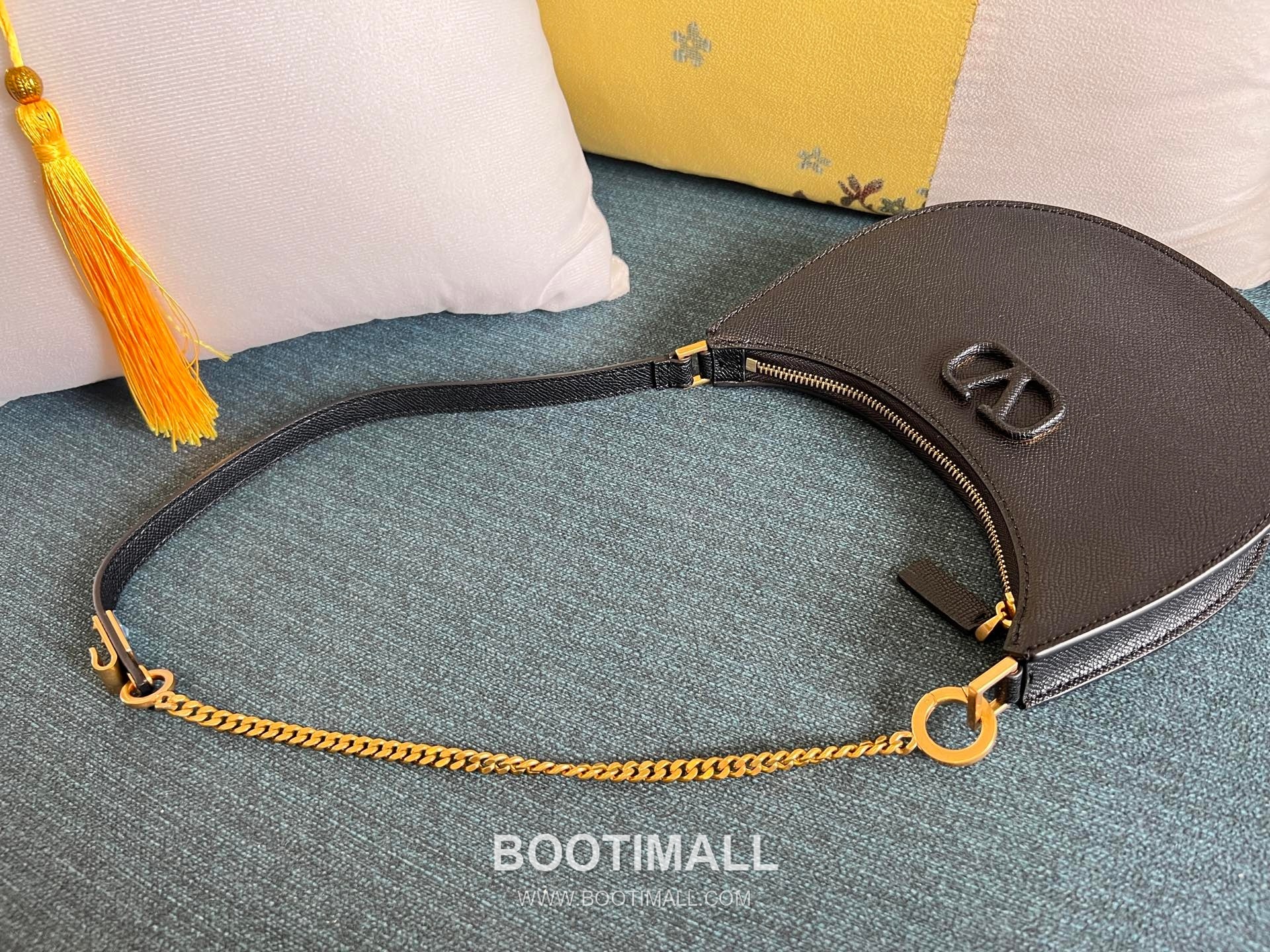 Valentino VLOGO Signature Mini Patent Calfskin Hobo Bag 발렌티노 브이로고 시그니처 미니 페이턴트 카프스킨 호보백 0069 20cm 6