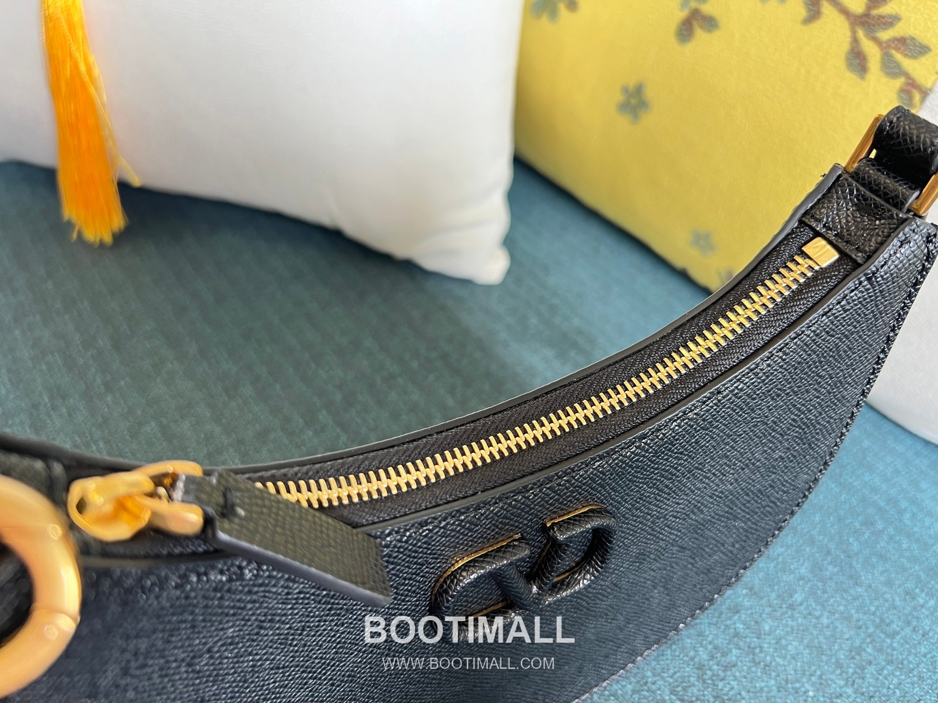 Valentino VLOGO Signature Mini Patent Calfskin Hobo Bag 발렌티노 브이로고 시그니처 미니 페이턴트 카프스킨 호보백 0069 20cm 7