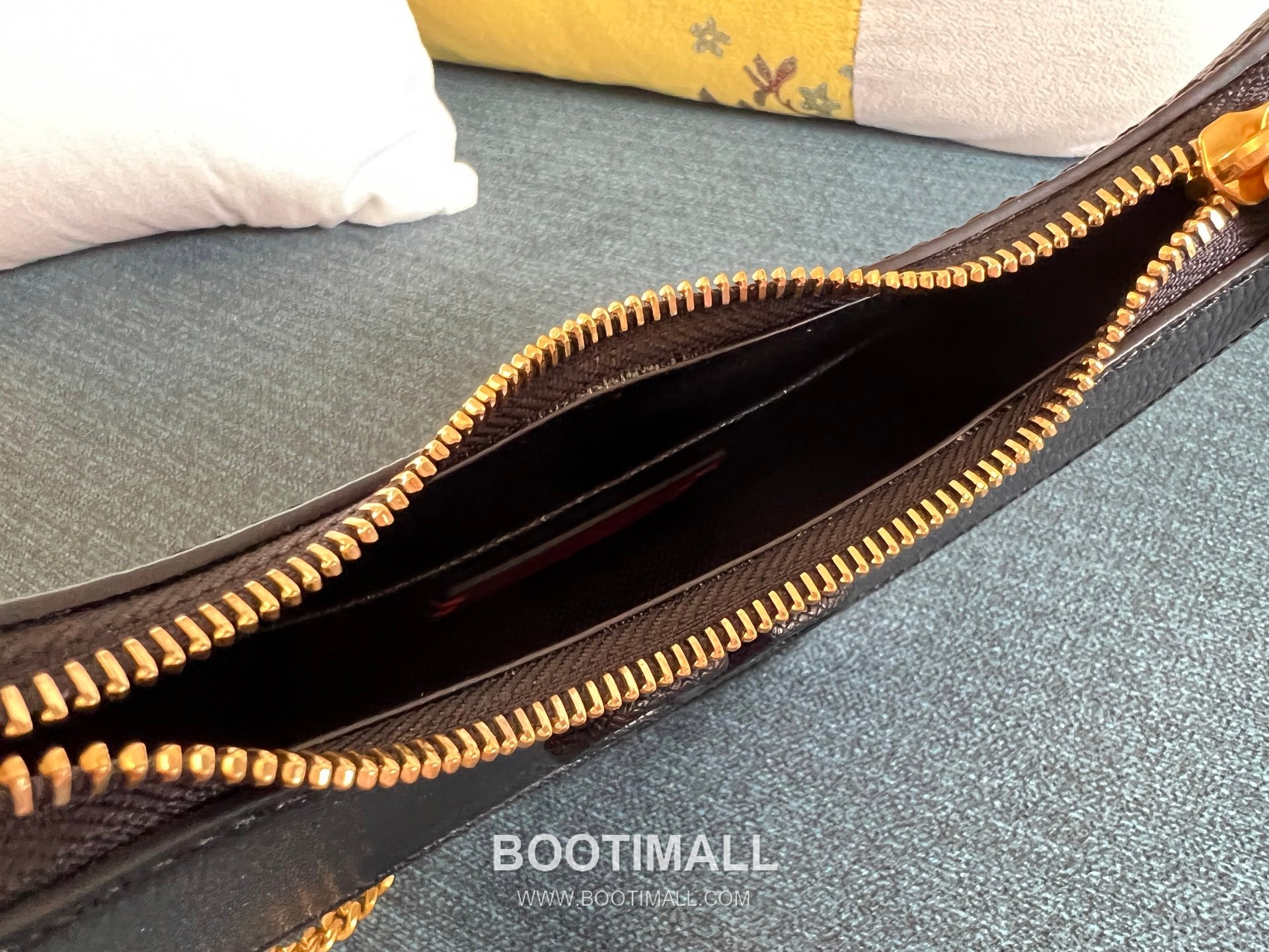 Valentino VLOGO Signature Mini Patent Calfskin Hobo Bag 발렌티노 브이로고 시그니처 미니 페이턴트 카프스킨 호보백 0069 20cm 8