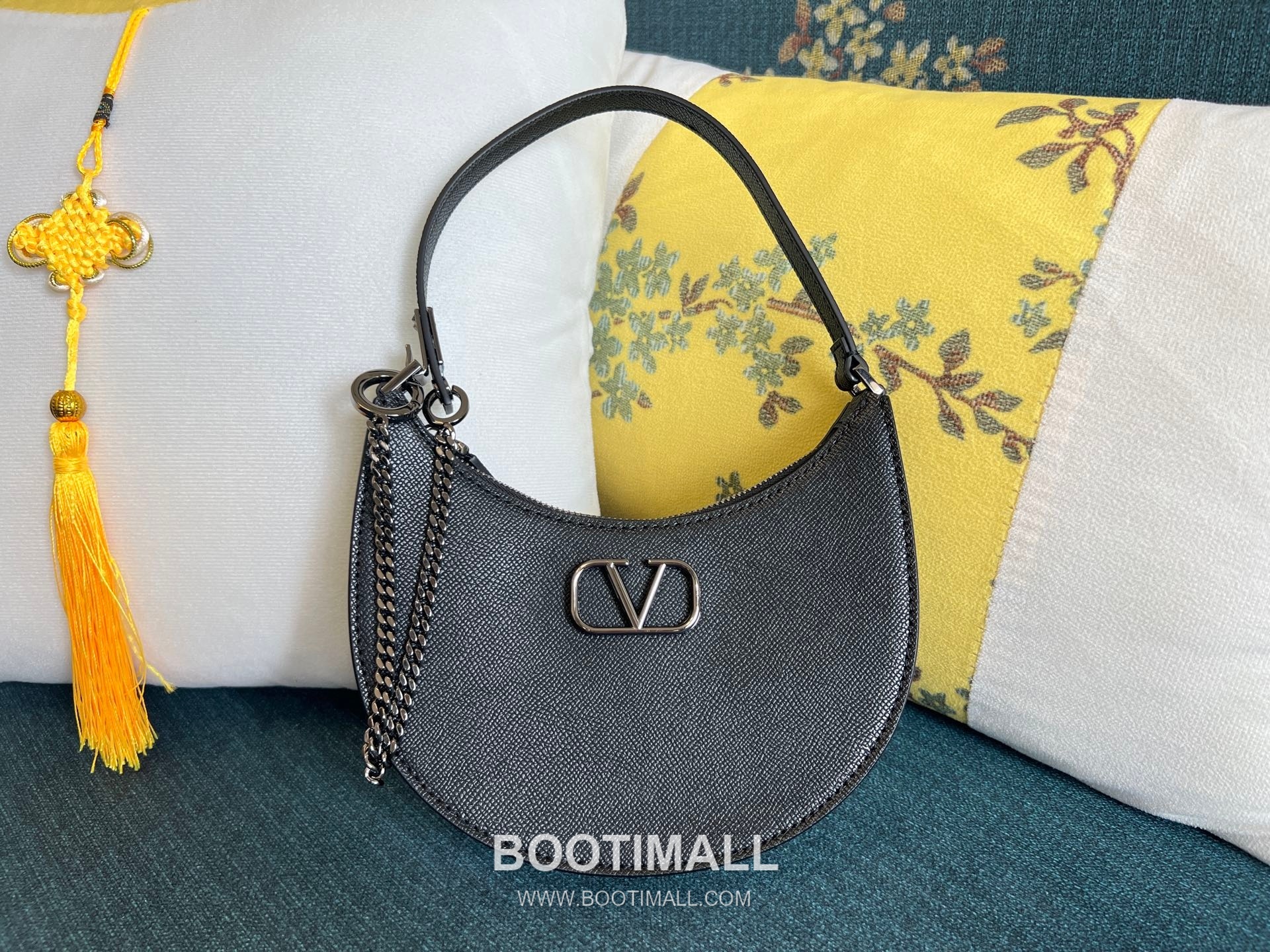 Valentino VLOGO Signature Mini Patent Calfskin Hobo Bag 발렌티노 브이로고 시그니처 미니 페이턴트 카프스킨 호보백 0069 20cm 10